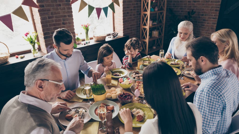 Familie samlet om bordet, hvor de spiser påskefrokost