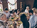 Familie samlet om bordet, hvor de spiser påskefrokost