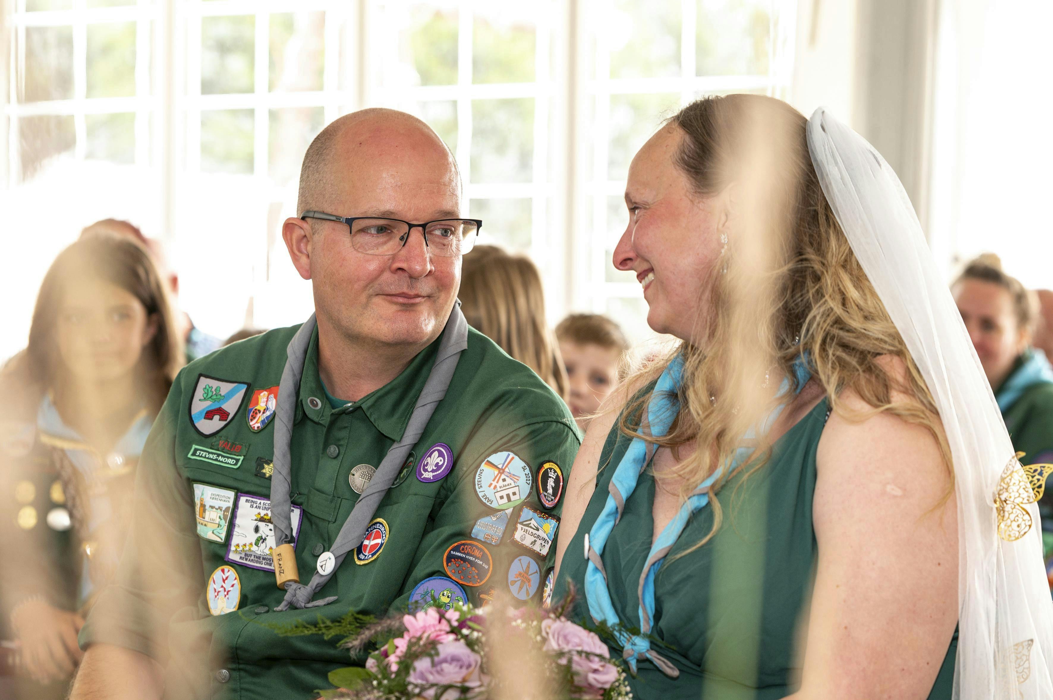 Franz blev gift i spejderuniform, og Ina i en lang, grøn kjole. Det var de helt rigtige rammer for deres bryllup, fortæller Ina.
