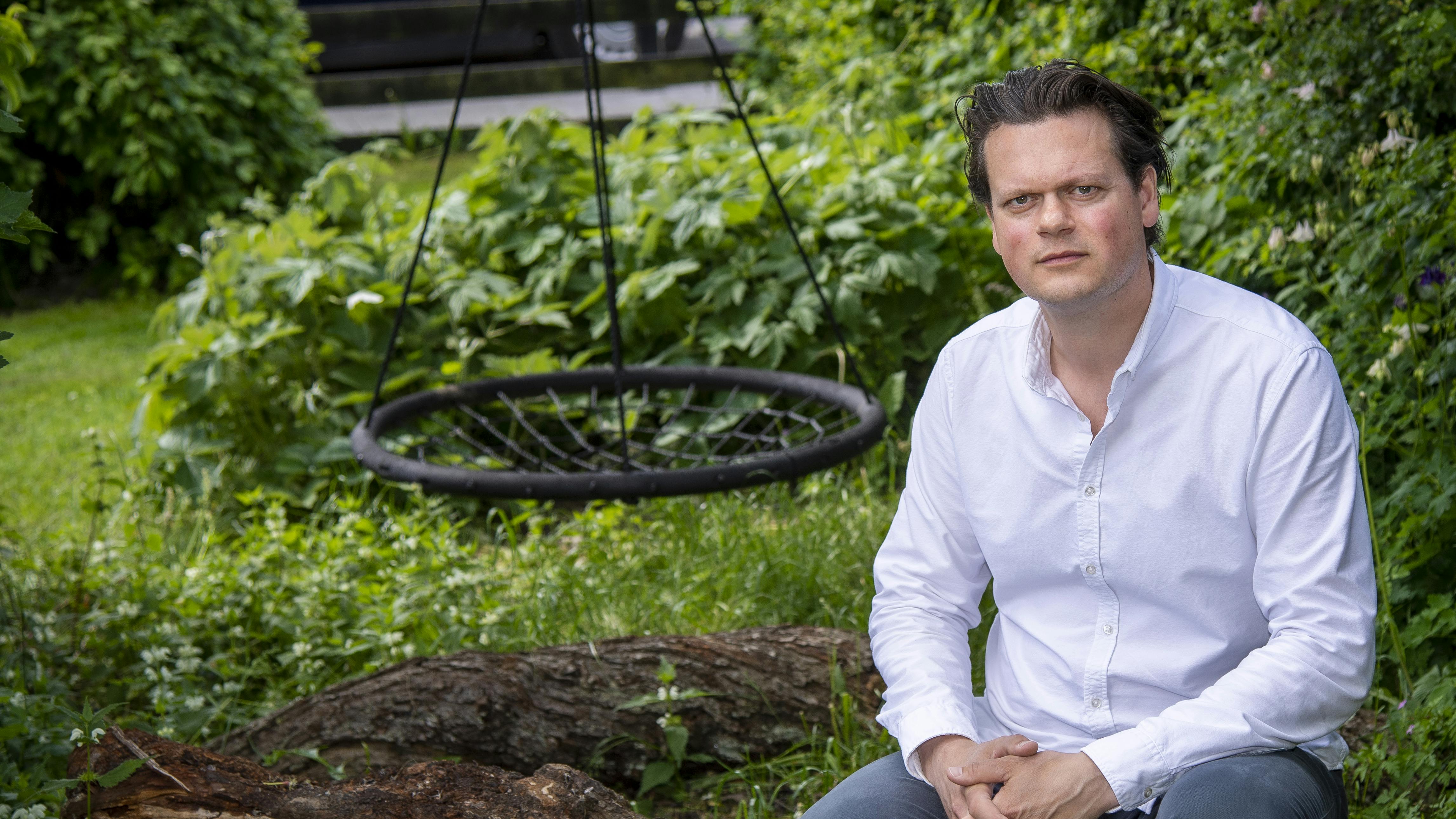 Anders sidder i haven