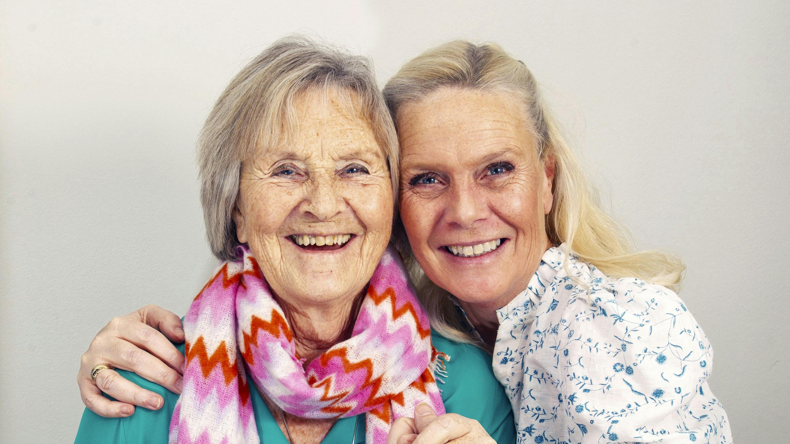 78-årige Lise Enstad og datteren Gry