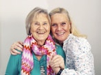 78-årige Lise Enstad og datteren Gry