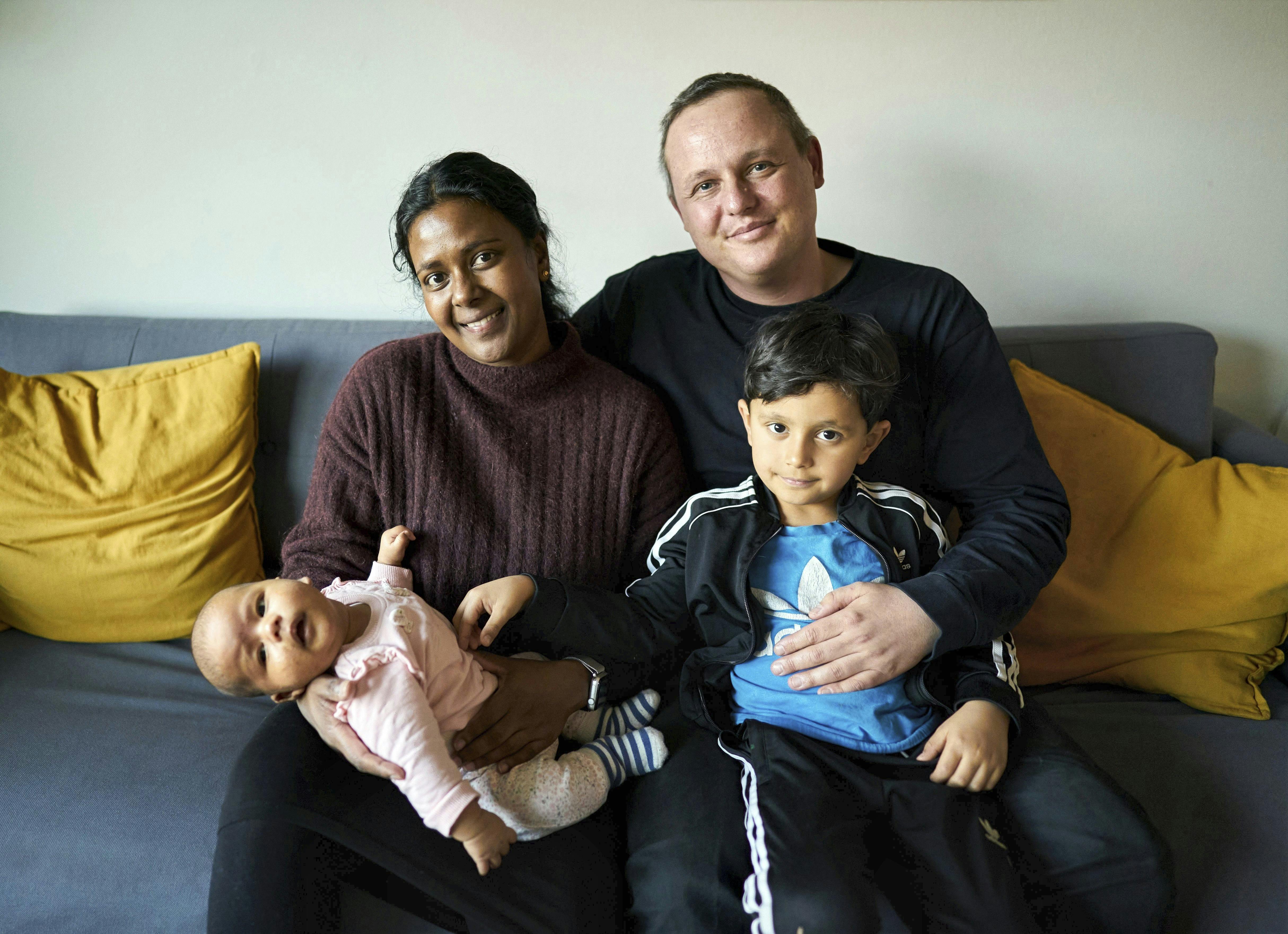 Christian sammen med hustruen Kajaledschumy og deres to børn, Melvin, 5, og Mira på to måneder.
