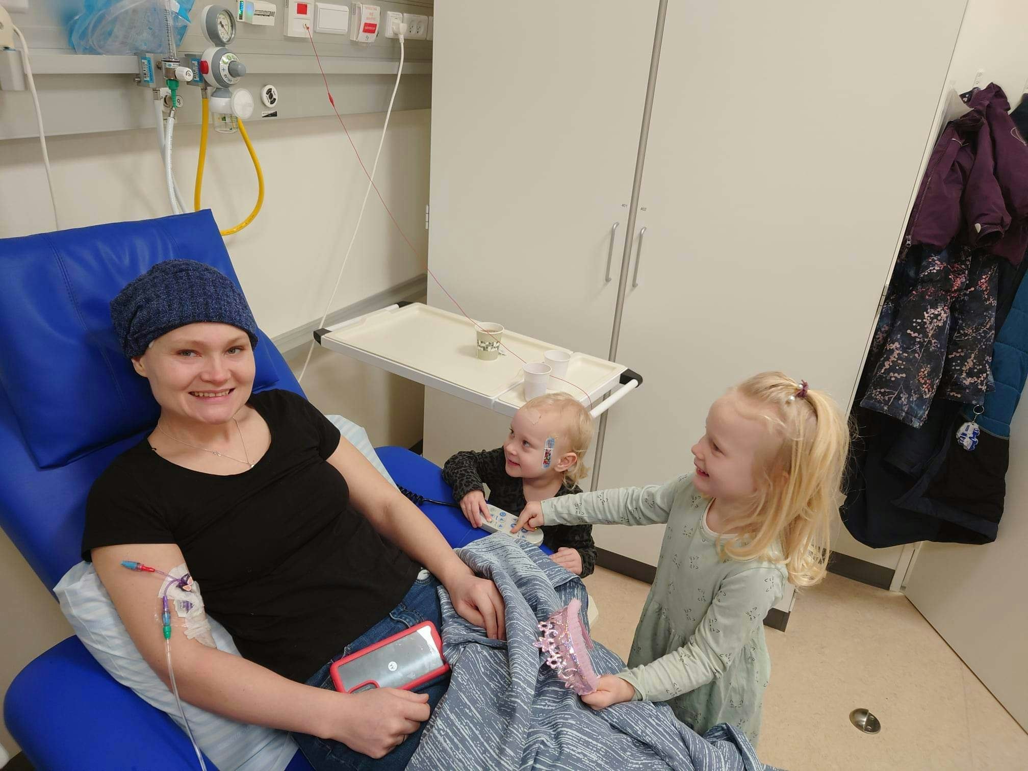 Dagmar Høyer Mærsk Nielsen på hospitalet med sine døtre