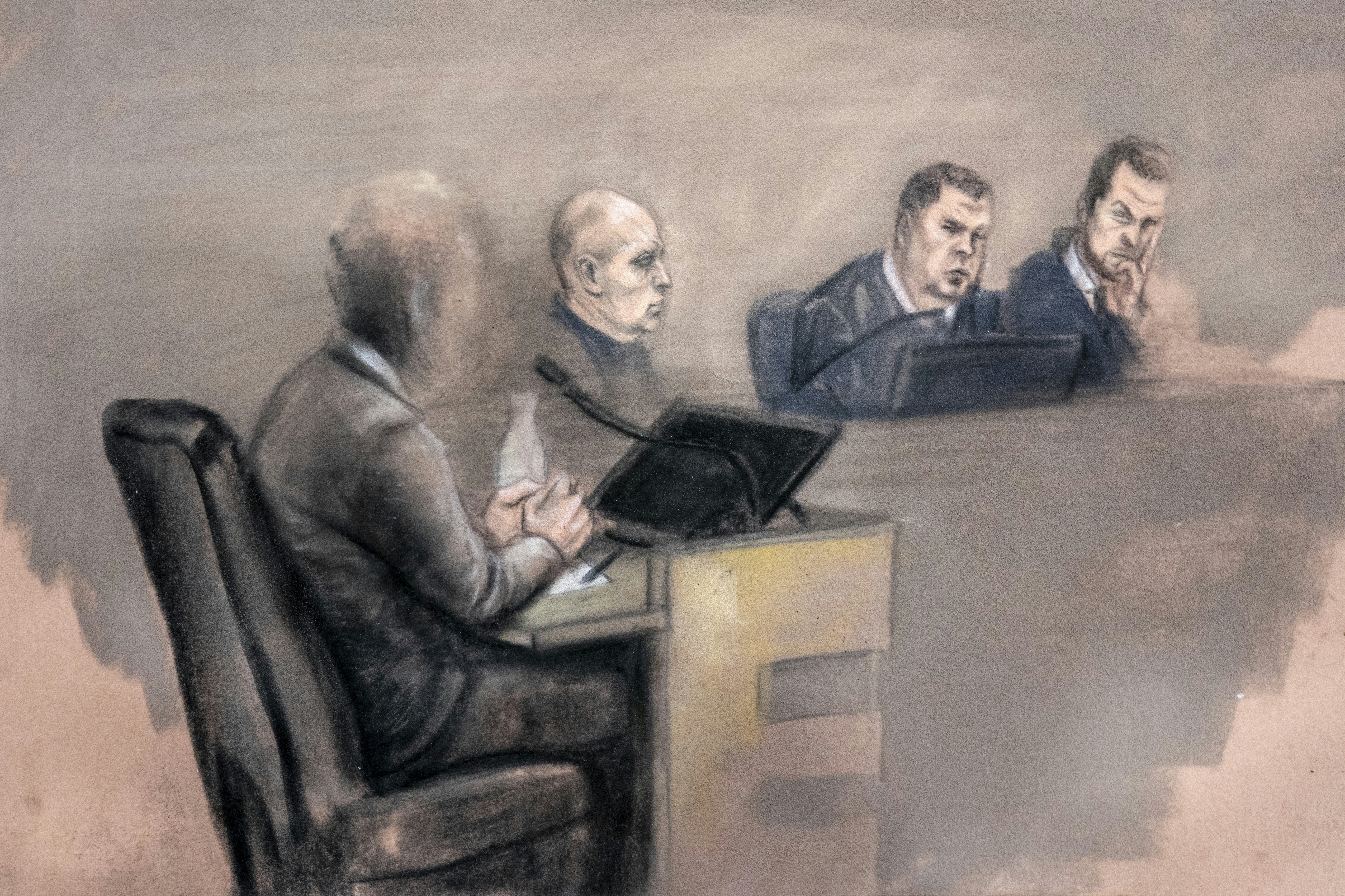 Et portræt af morderen, Johnny Vassbakk (nr. 2 fra venstre), da han sad i retten i Haugesund. Han har fortalt, at han forulempede kvinder, fordi han følte sig ensom.
