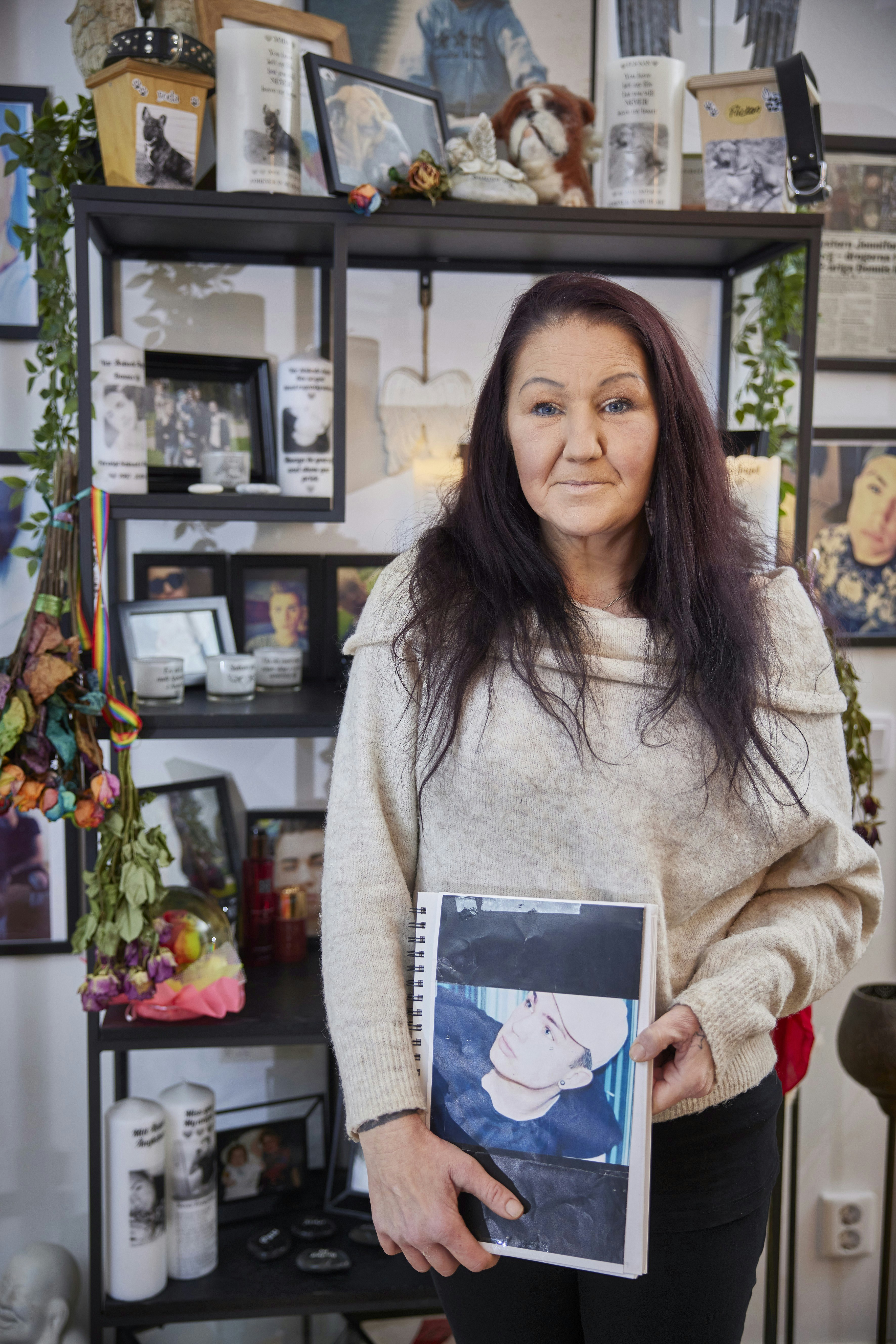 Michaela holder foto af Dennis