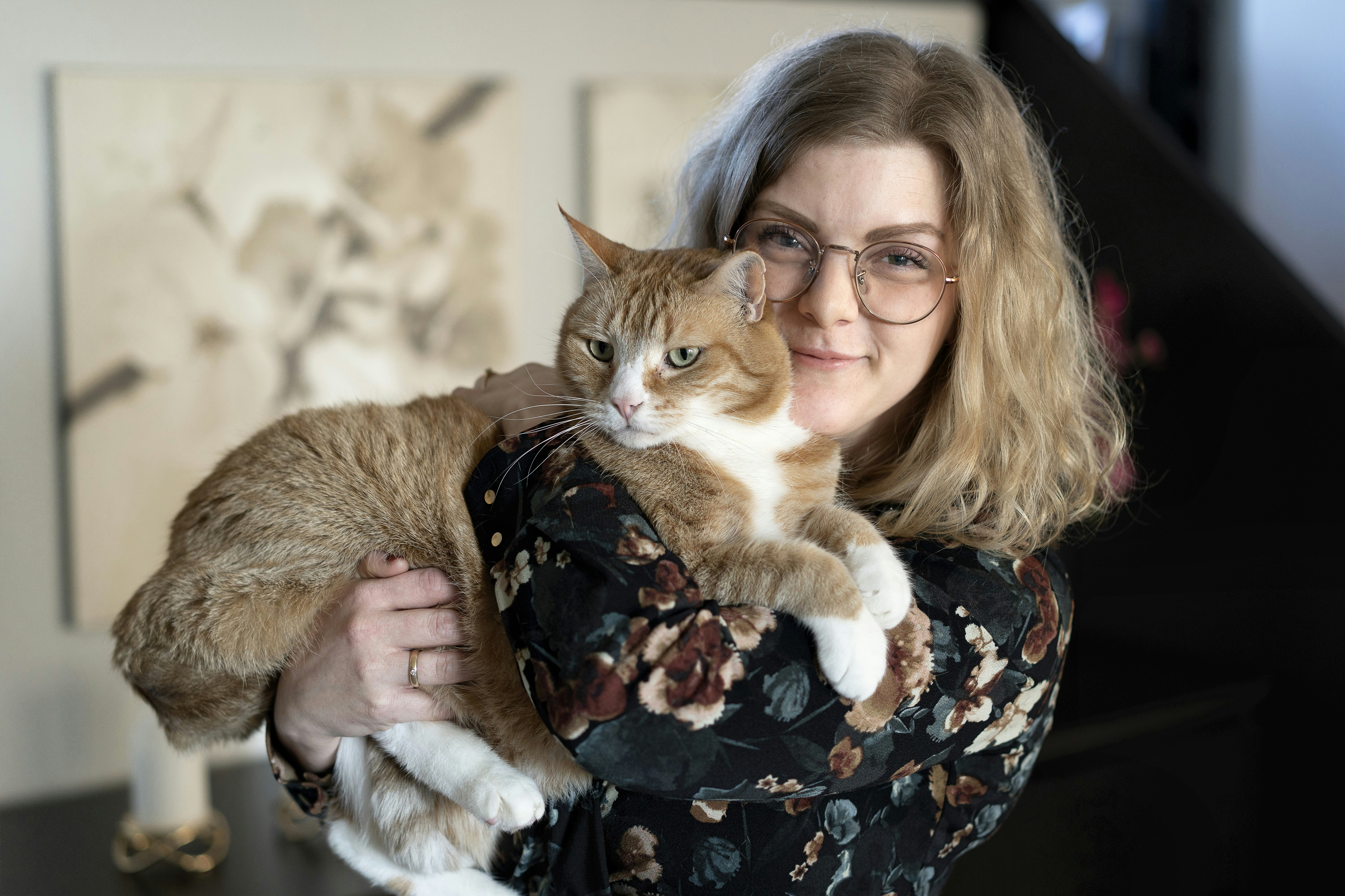 Louise med katten Bertil