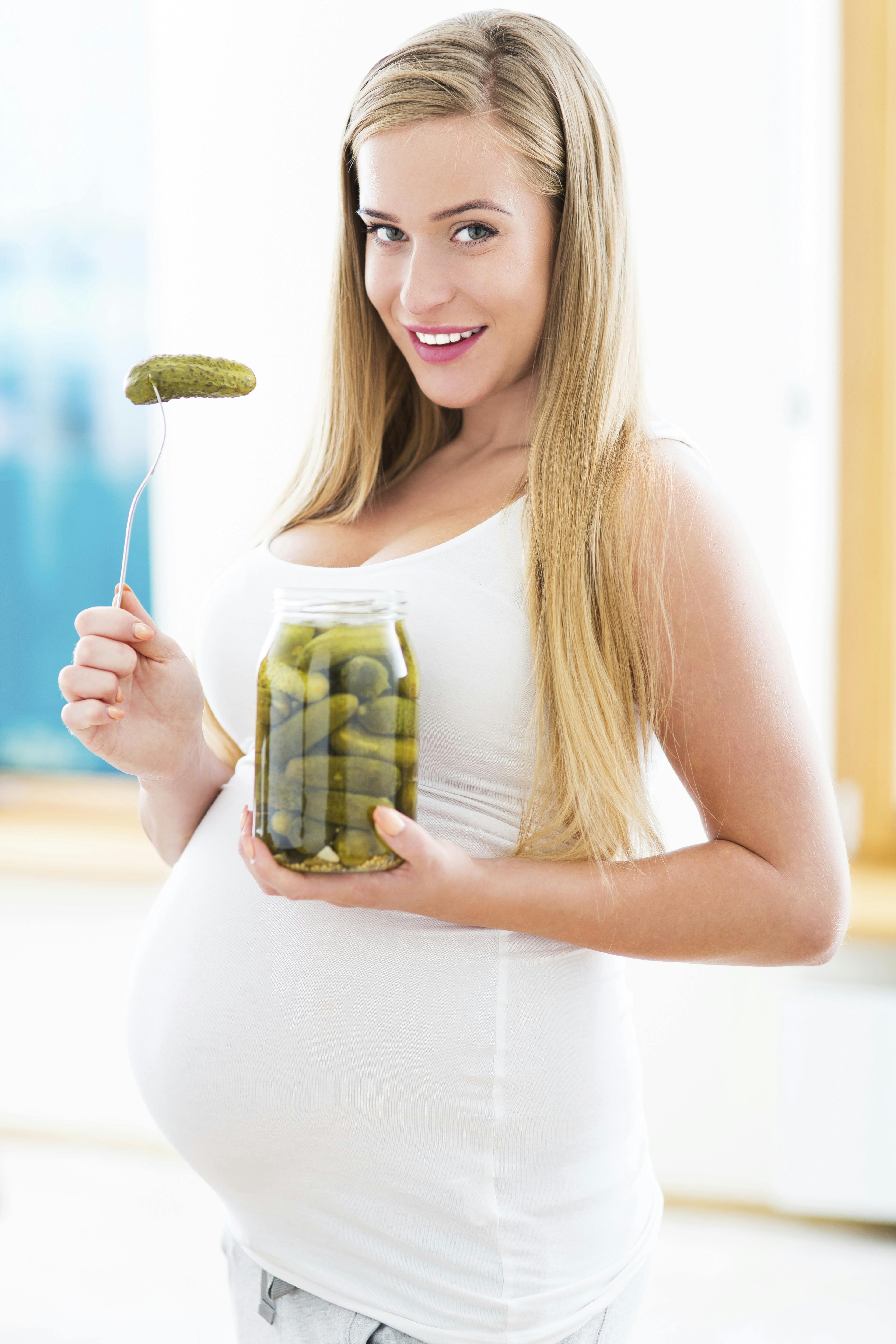 Gravid kvinde spiser pickles