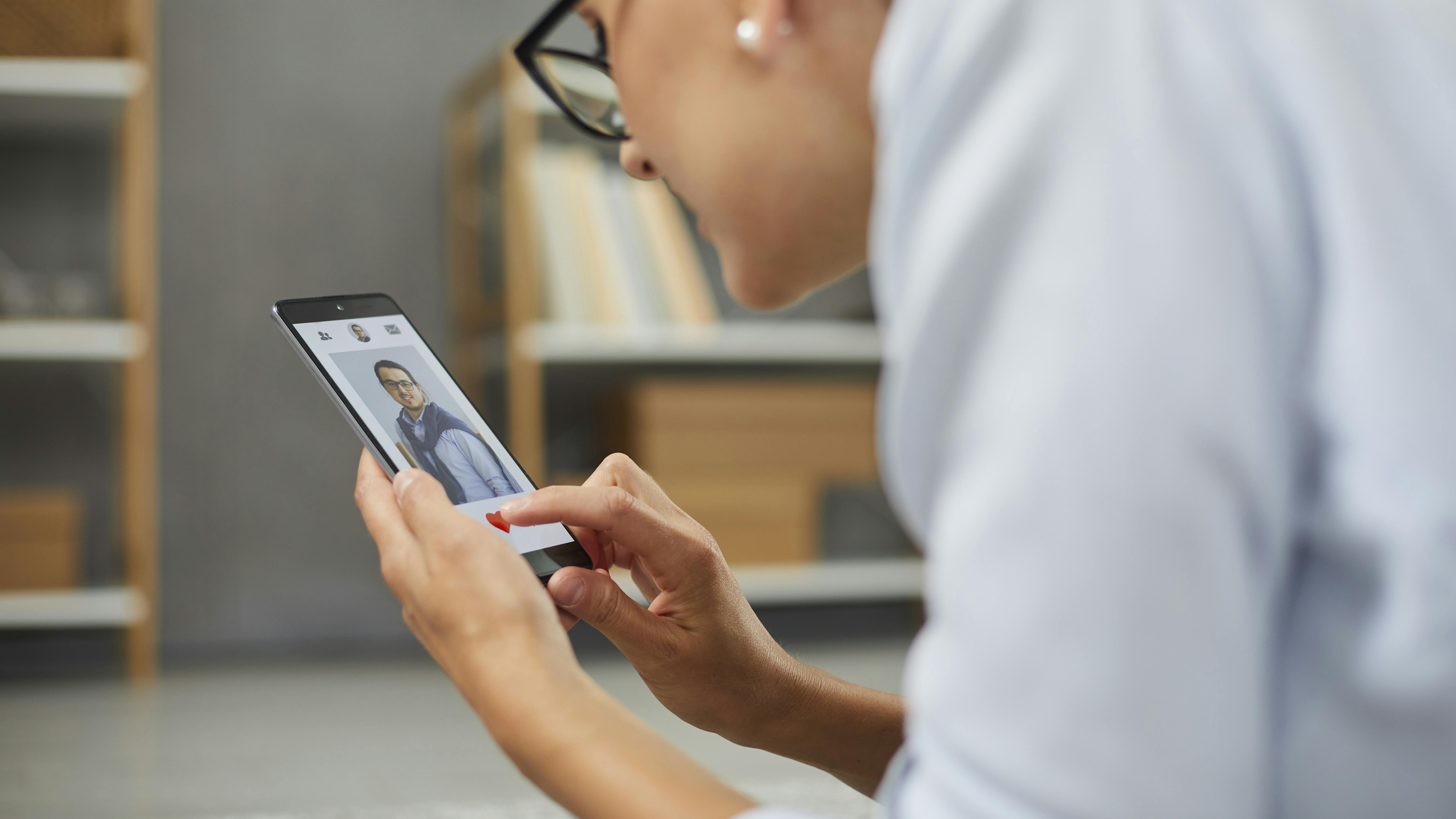 Ung kvinde ser på en dating-app på sin mobil