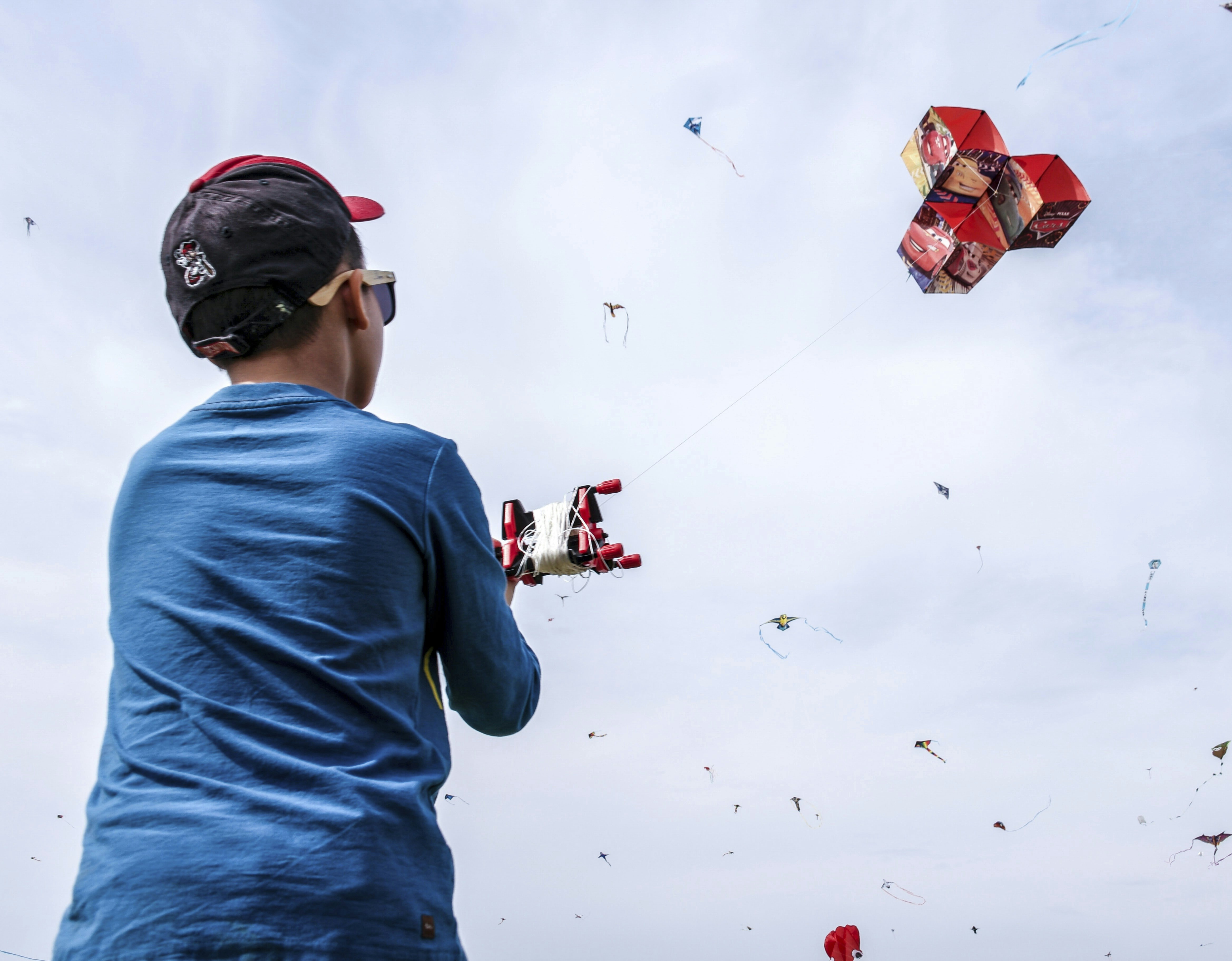 Dreng der flyver med drage