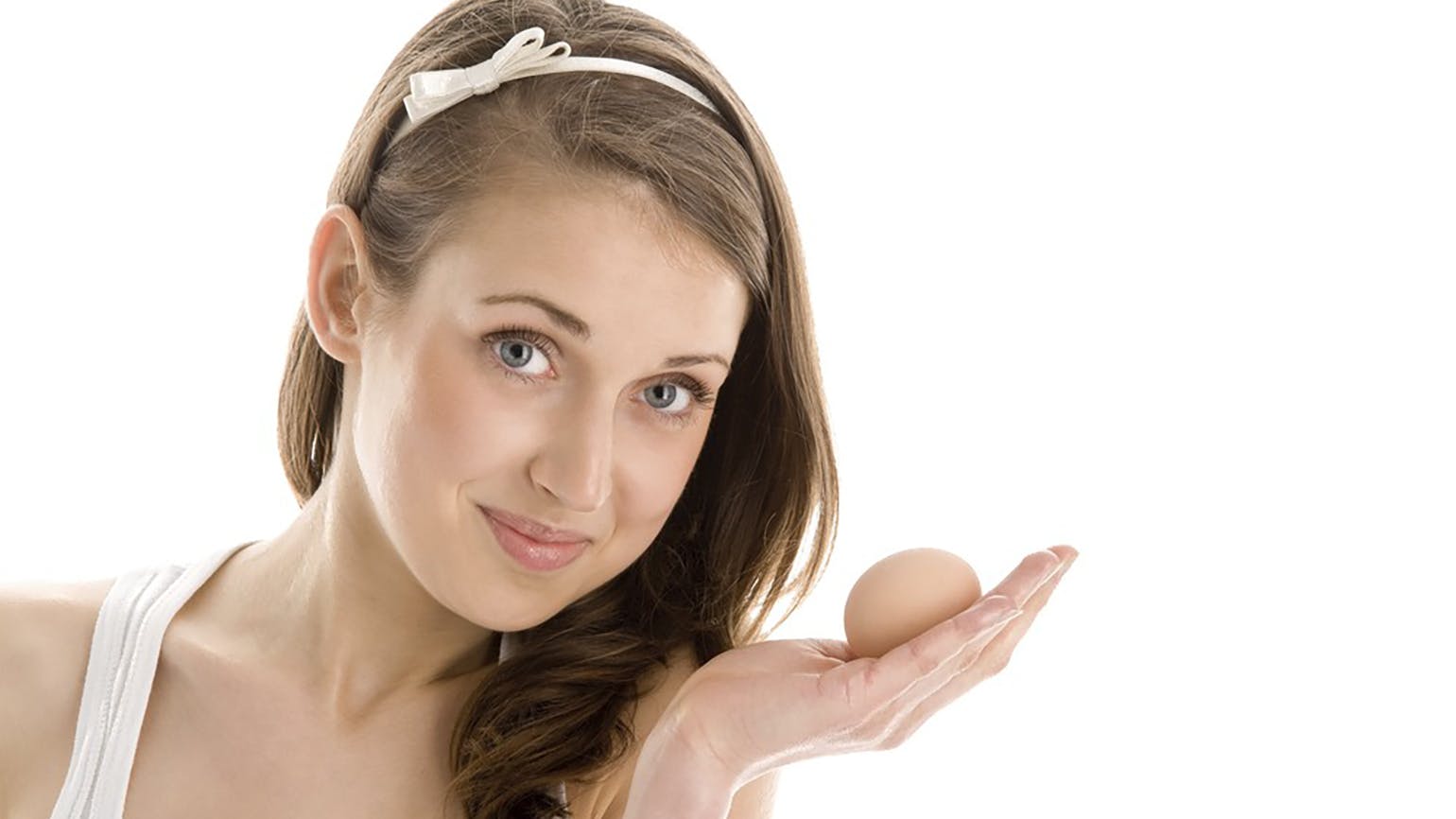 Kvinde med et æg i hånden