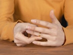 En kvinde tager vielsesringen af sin finger