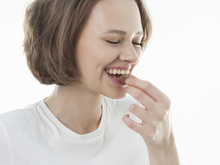 Kvinde spiser en kagekugle