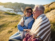 Ældre ægtepar i den norske natur