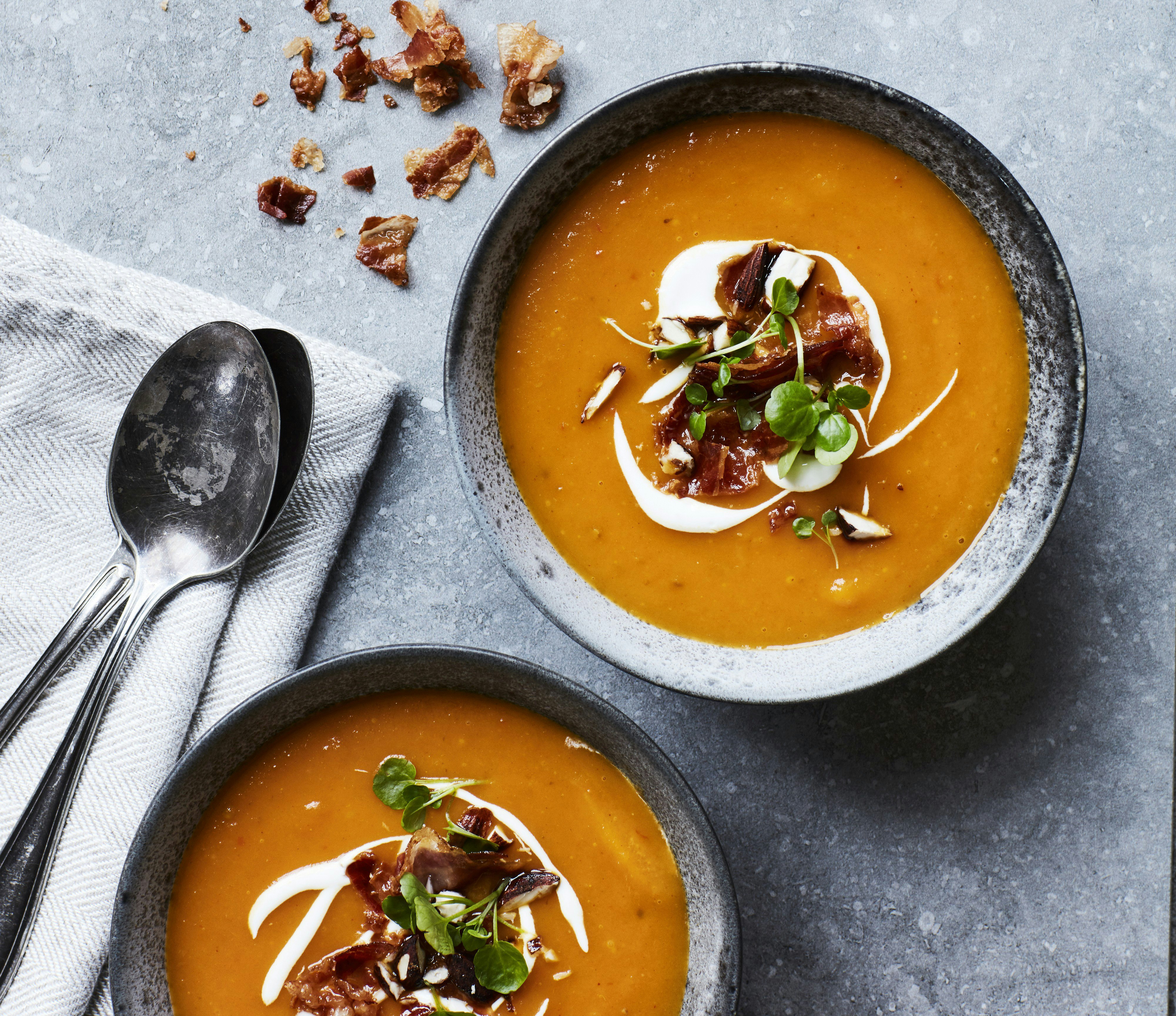 Gulerodssuppe med sprød bacon.