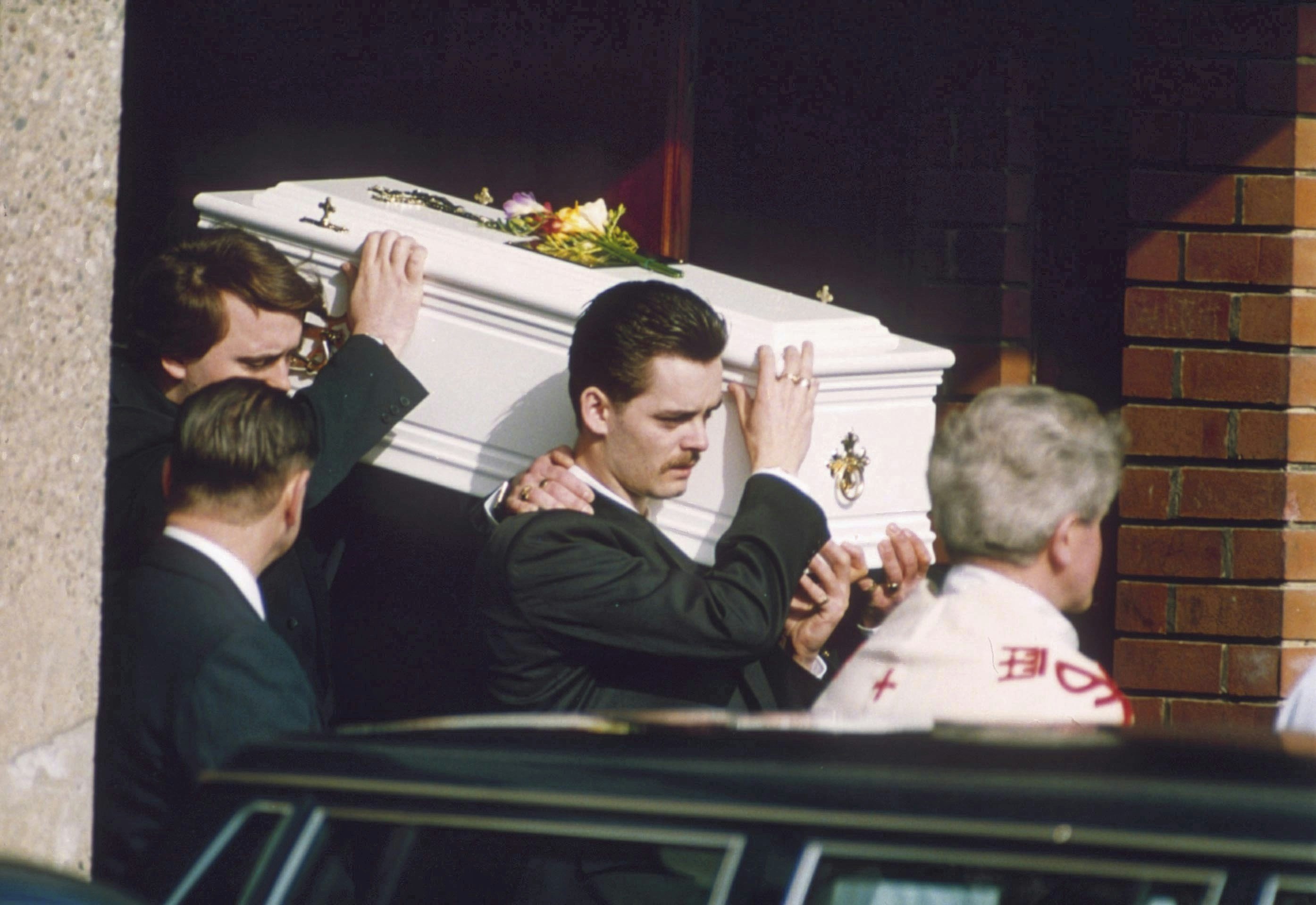 James Bulger blev begravet fra Sacret Heart Church i Liverpool. Forrest bæres kisten af hans far, Ralph.