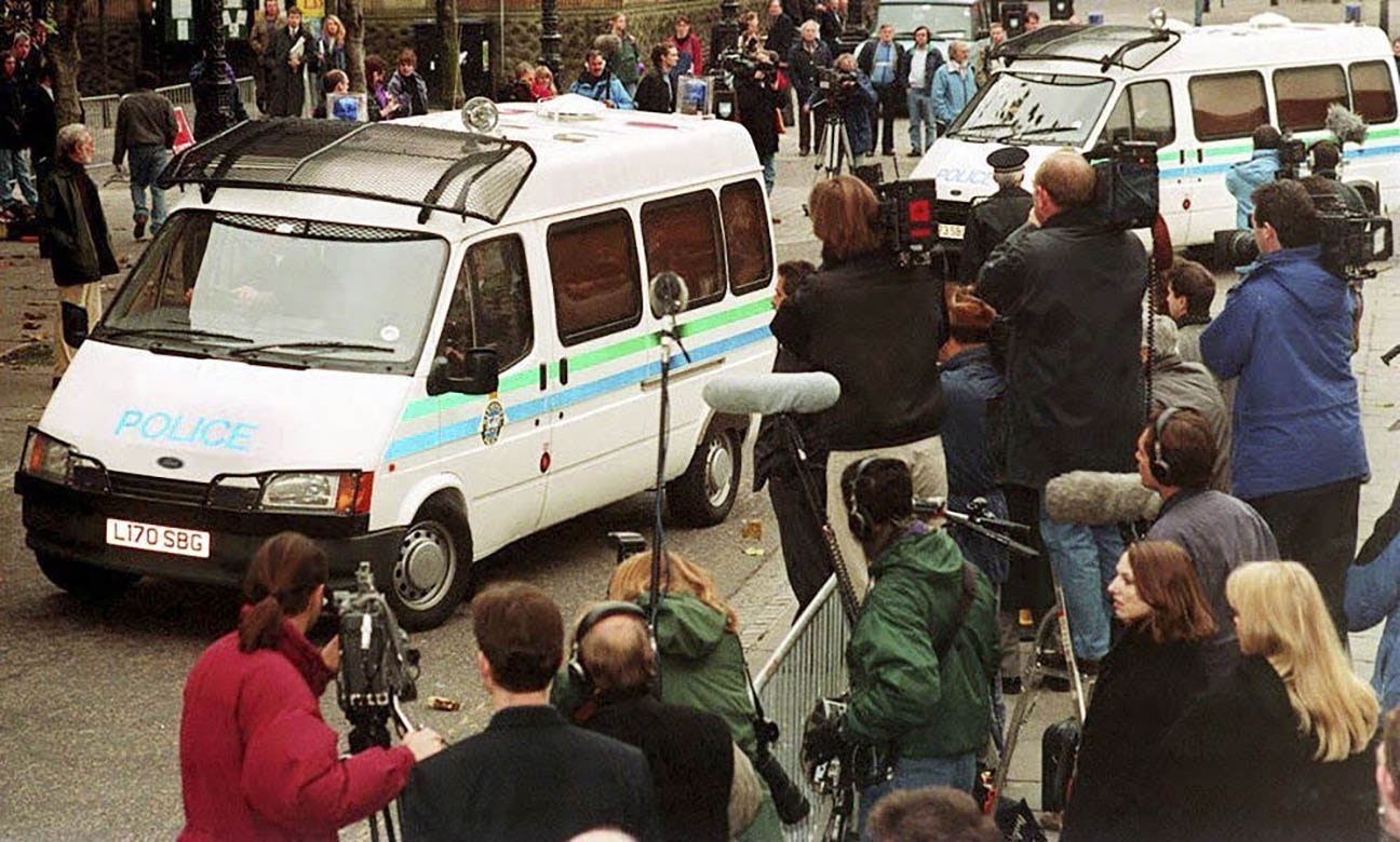Jon Venables og Robert Thompson ankommer til retten i to politibiler.