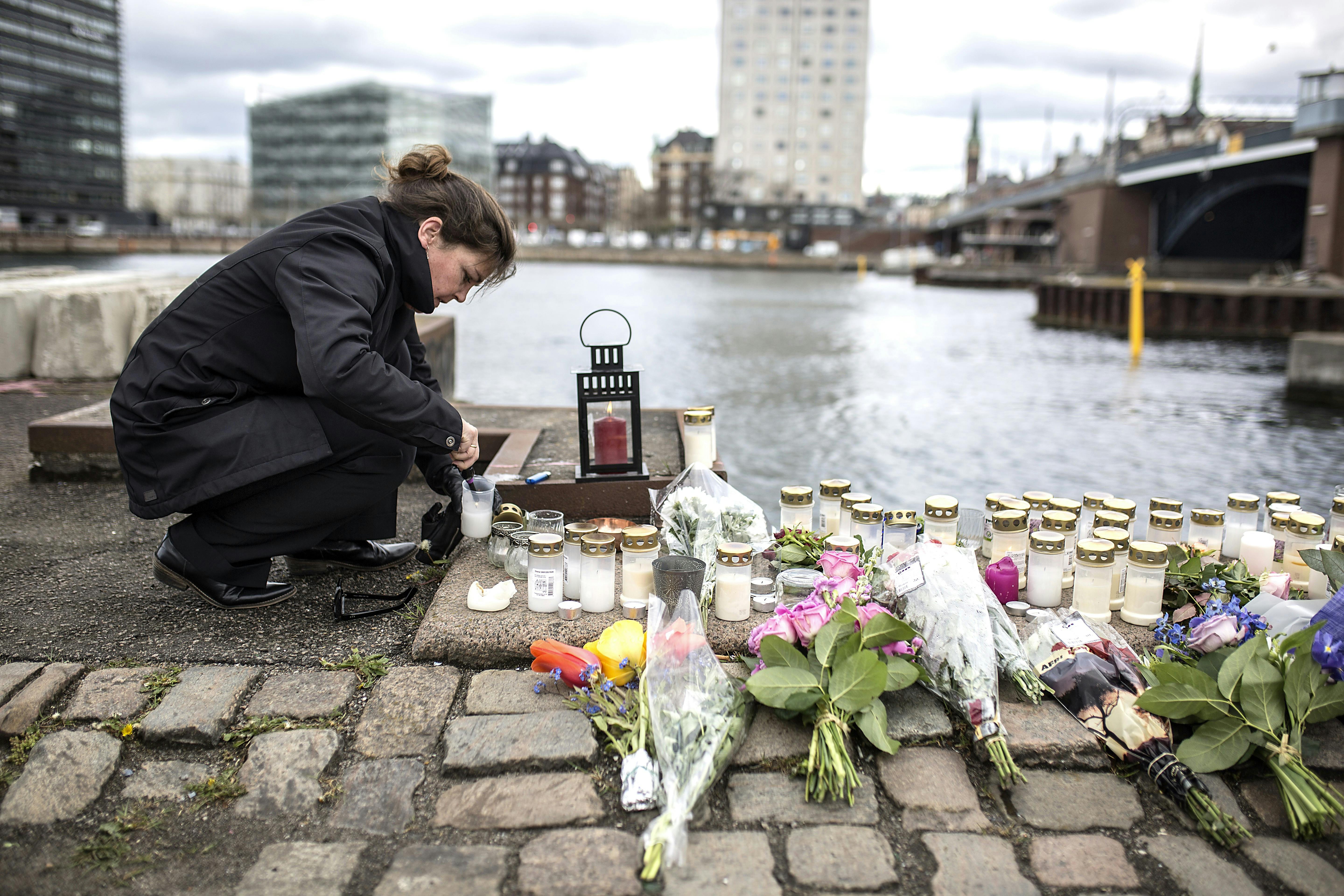 Ung kvinde lægger blomster på havnen efter vandscooter-drab