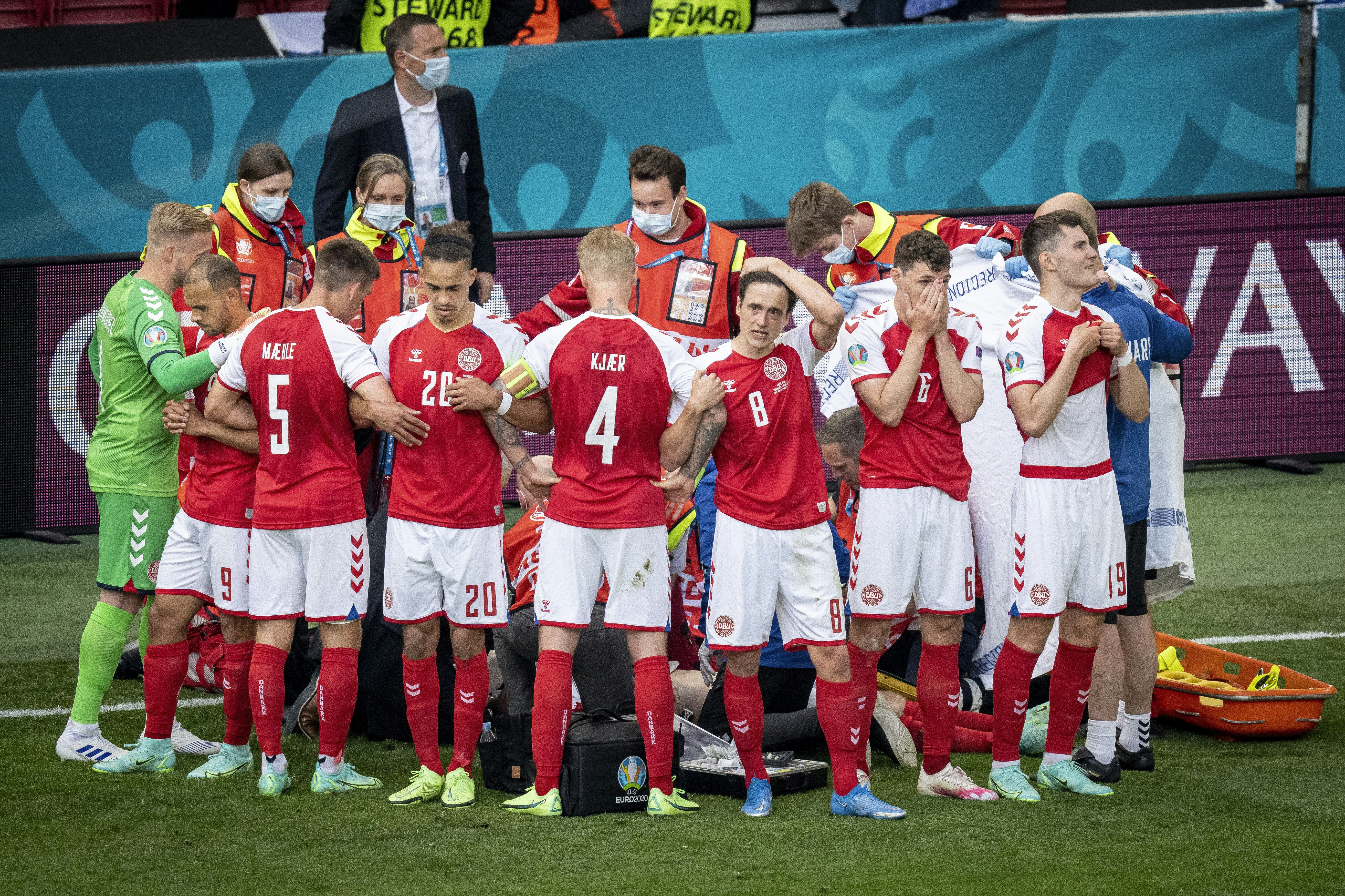 Det danske landshold dannede en skærmende cirkel om Christian Eriksen, da han faldt om i Parken.