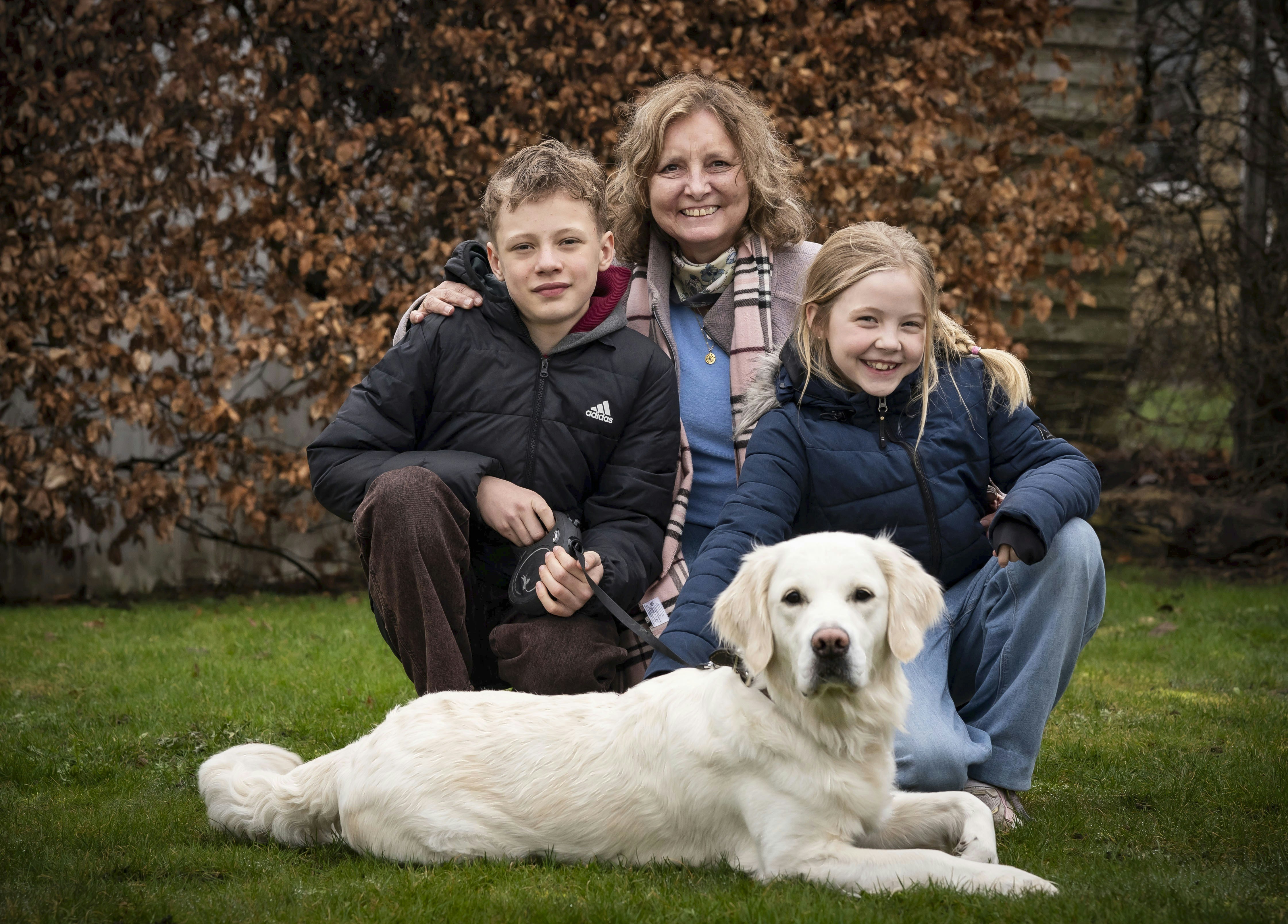 Hunden Maggie er stadig et højt elsket familiemedlem, selv om den hev mormor Pia ned i åen. Den vidste jo ikke, hvad den gjorde, er alle enige om.