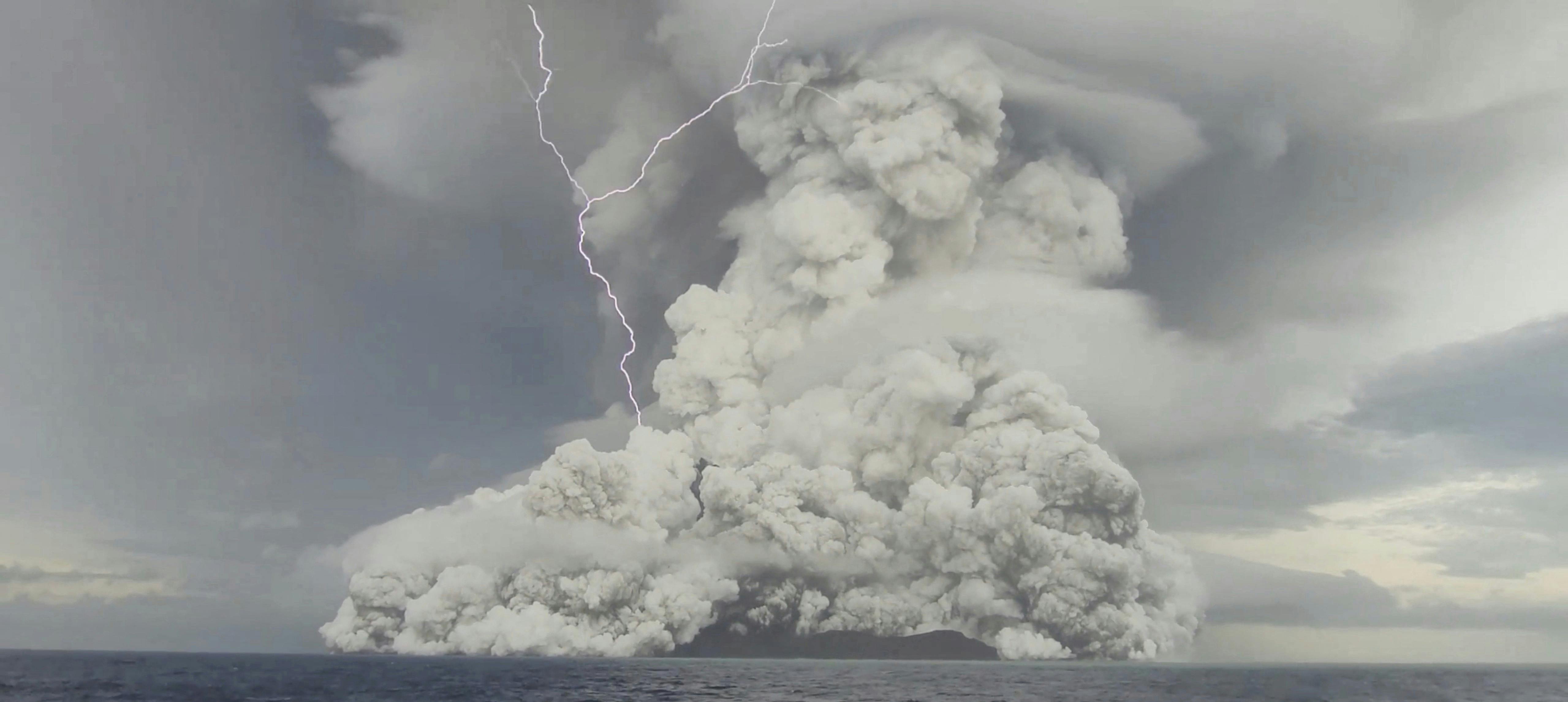 En gigantisk sky af damp og aske formede sig over havet efter udbruddet. Den nåede flere kilometer op i atmosfæren.