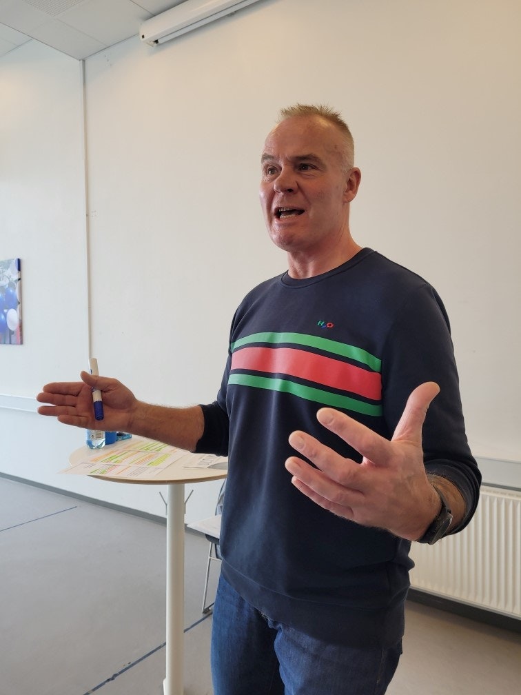Henrik Halby holder foredrag om alkoholmisbrug