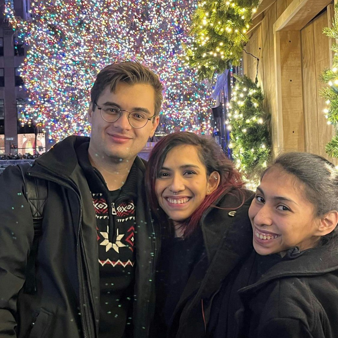 Carmen (tv) og Lupita (th) sammen med Carmens kæreste, Daniel.