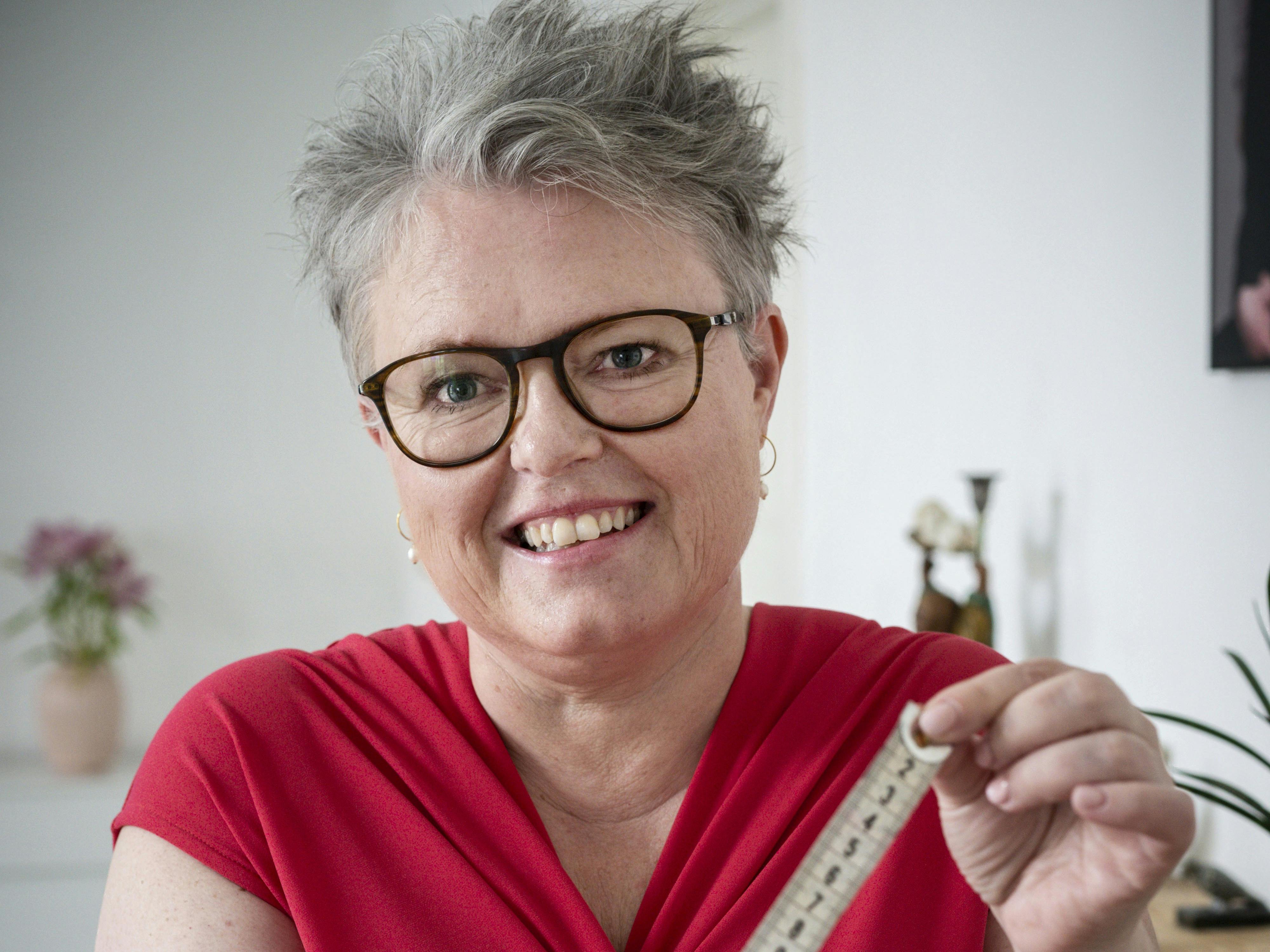 Lykke Klausen har foreløbig tabt sig fem kilo og 12 centimer i taljen med Diabetes Kuren, som hun nu supplerer med tre boostdage om ugen, hvor hun spiser færre kalorier. – Jeg vil gerne længere ned i vægt, men det betyder egentlig ikke så meget, for