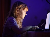 Pige med computer