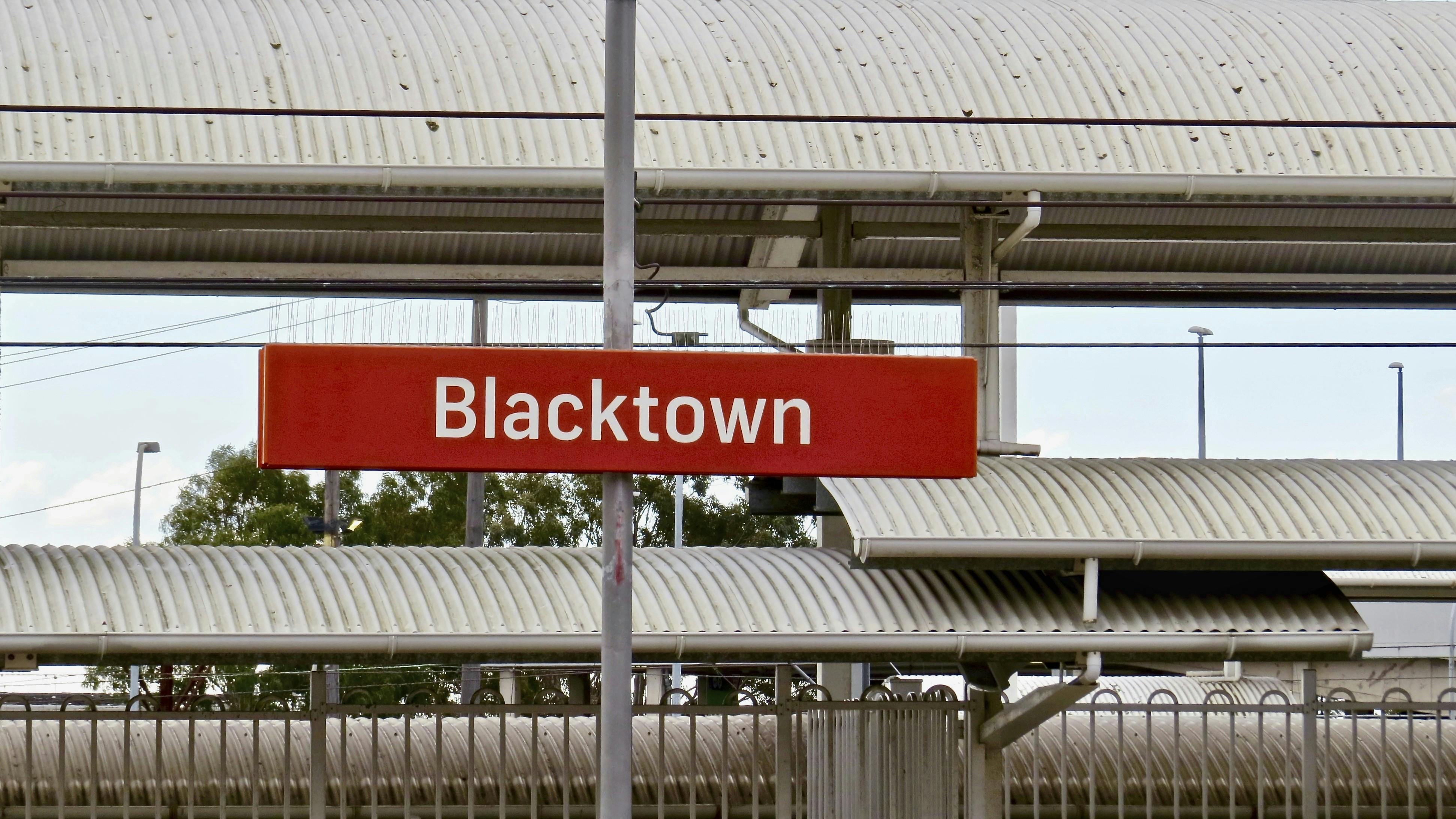 Blacktown skilt på jernbanens station i forstaden til Sidney, Australien. Anita Cobby blev bortført og myrdet tæt på denne.
