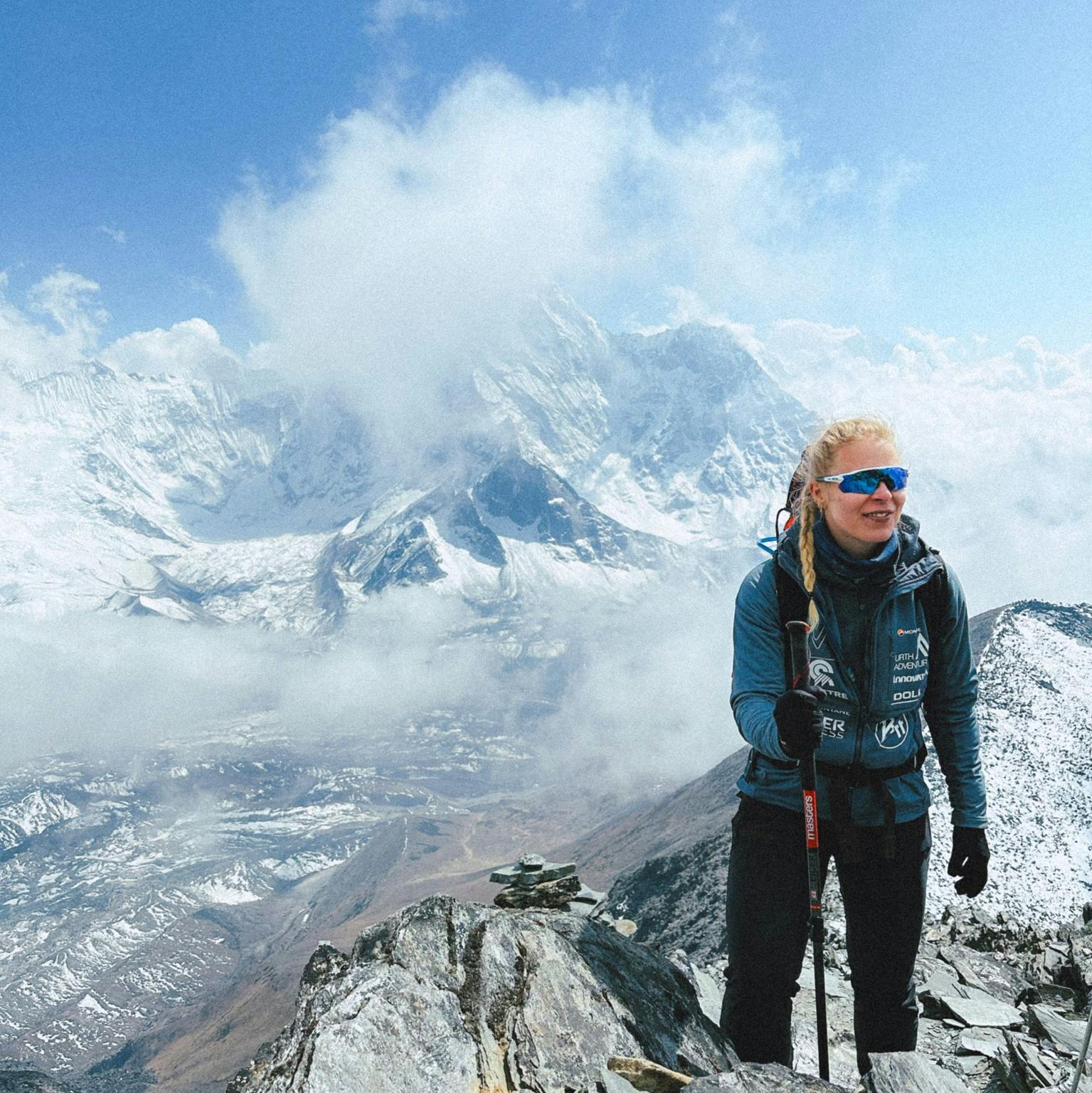Emma Østergaard har de sidste uger nærmet sig årets helt store begivenhed: Bestigningen af Mount Everest. De sidste uger har hun således trekket i området omkring verdens højeste bjerg for at vænne sin krop til det ekstreme klima.
