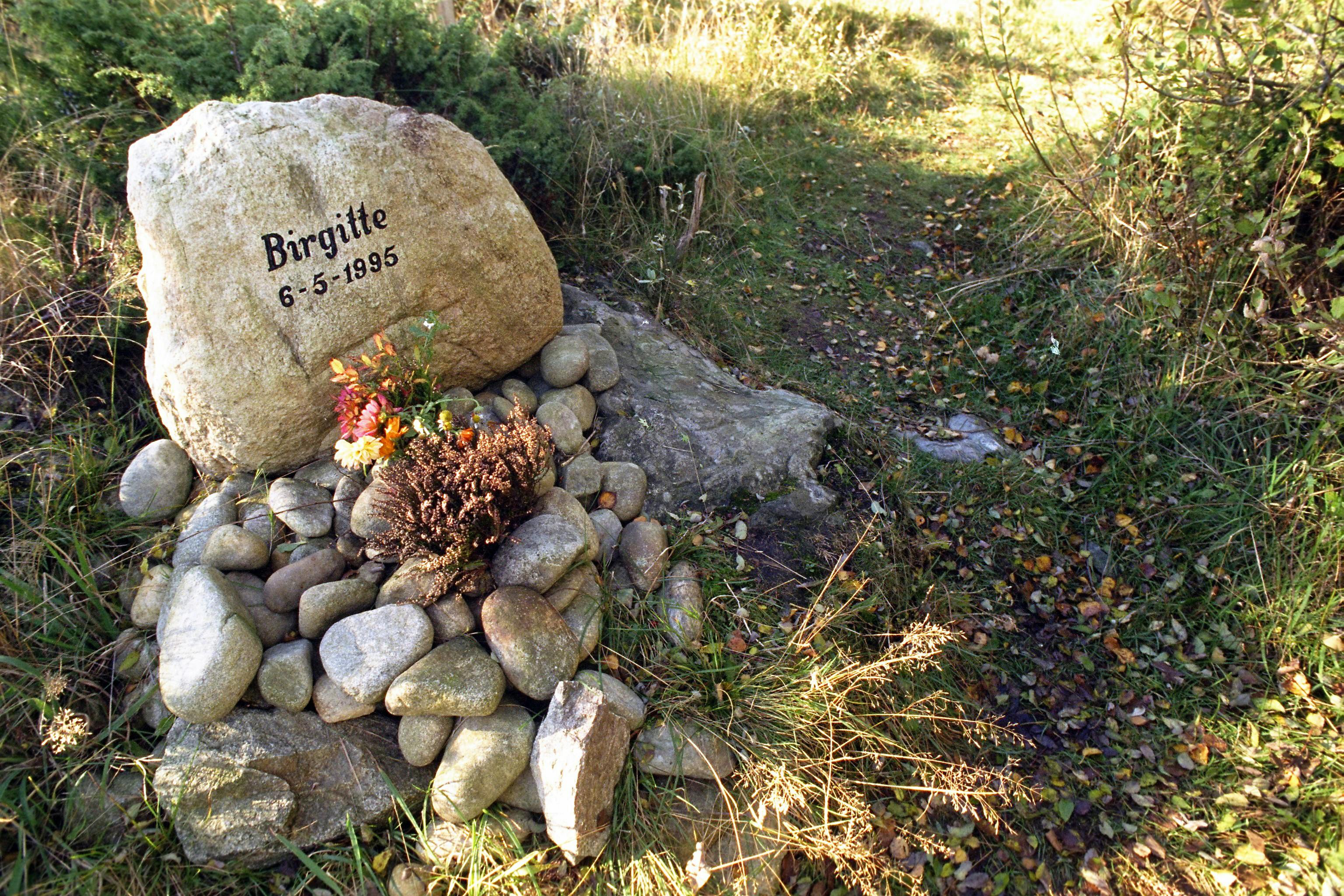 En sten til minde om Birgitte Tengs er opsat på stedet, hvor hun blev fundet myrdet.
