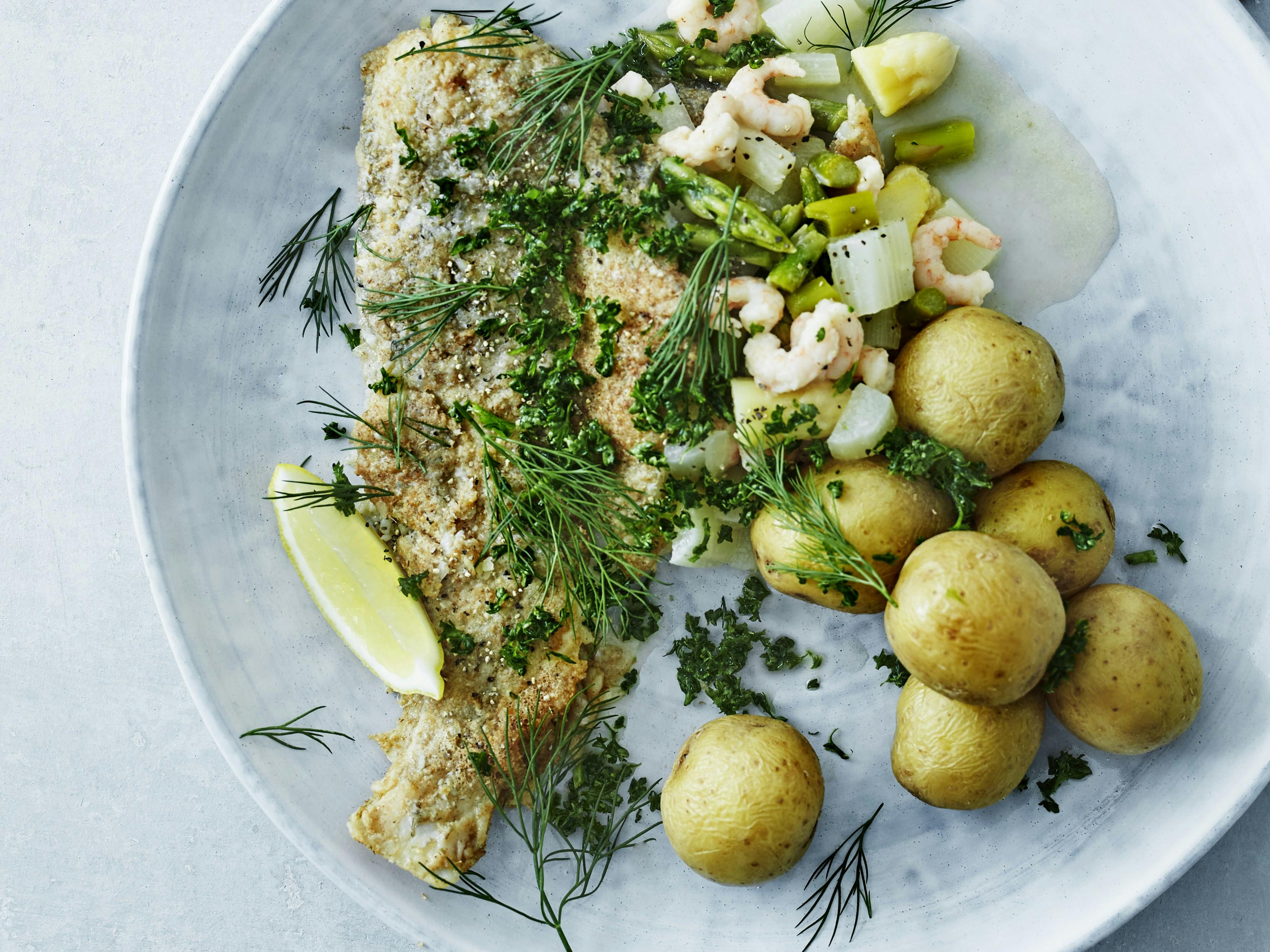 Sprødstegte rødspætter med rejer og grønne og hvide asparges