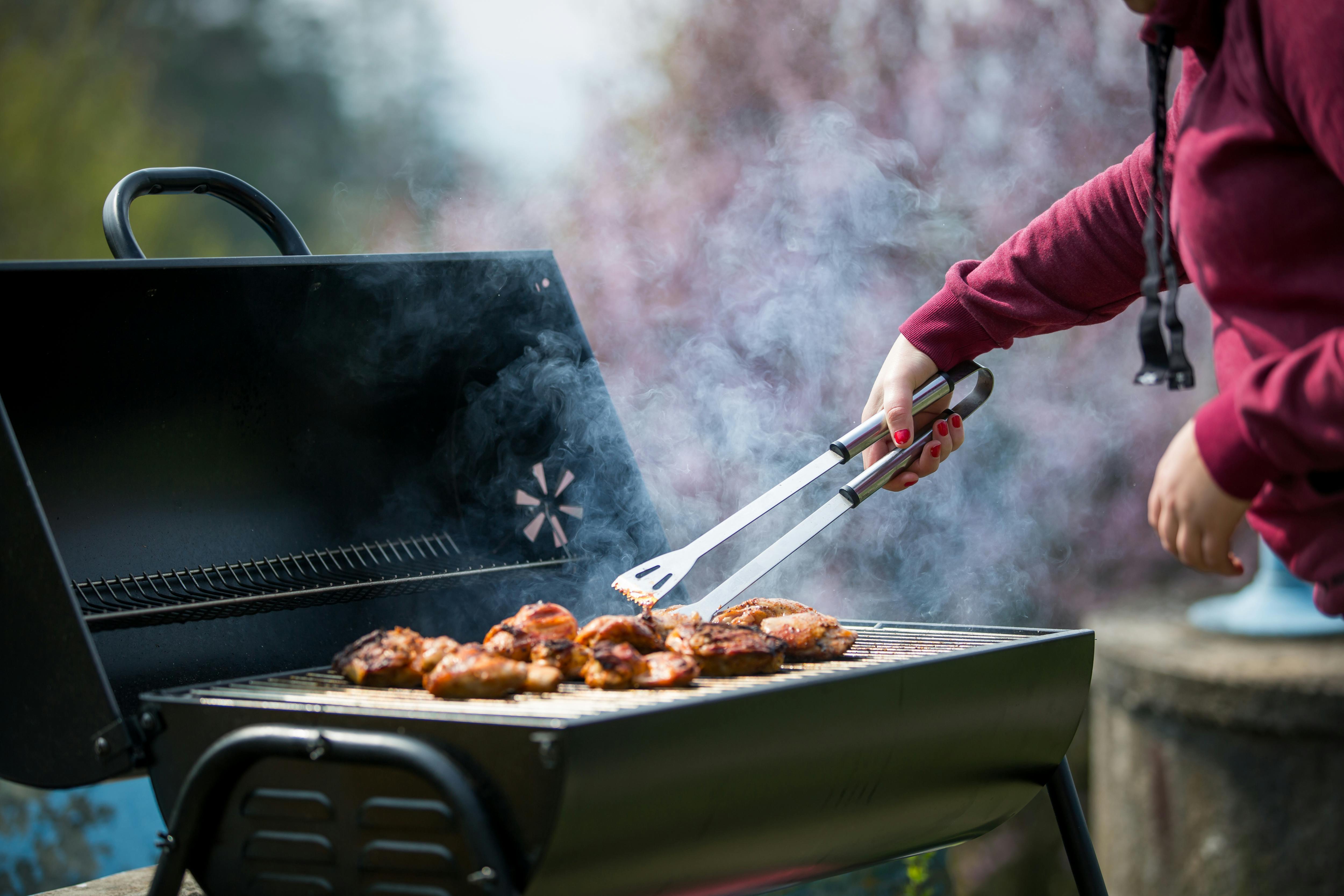 Grill med kød på