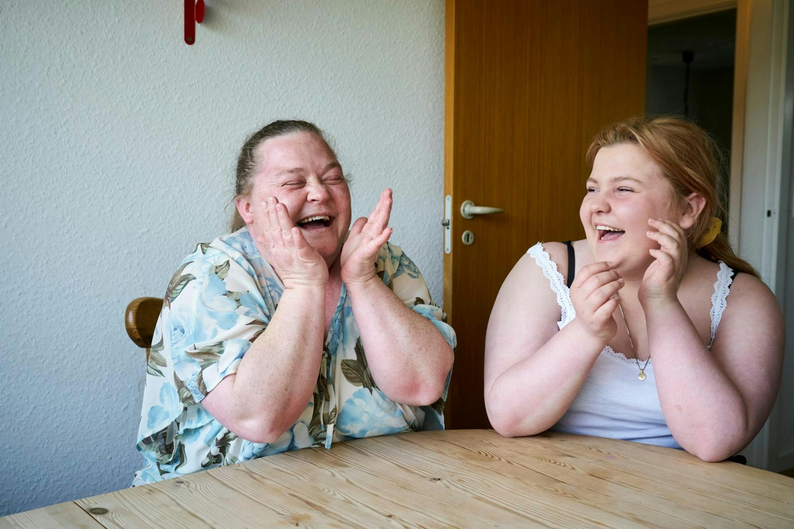 Liv og Lotus har ikke mange penge. Men de har en hel del humor.
