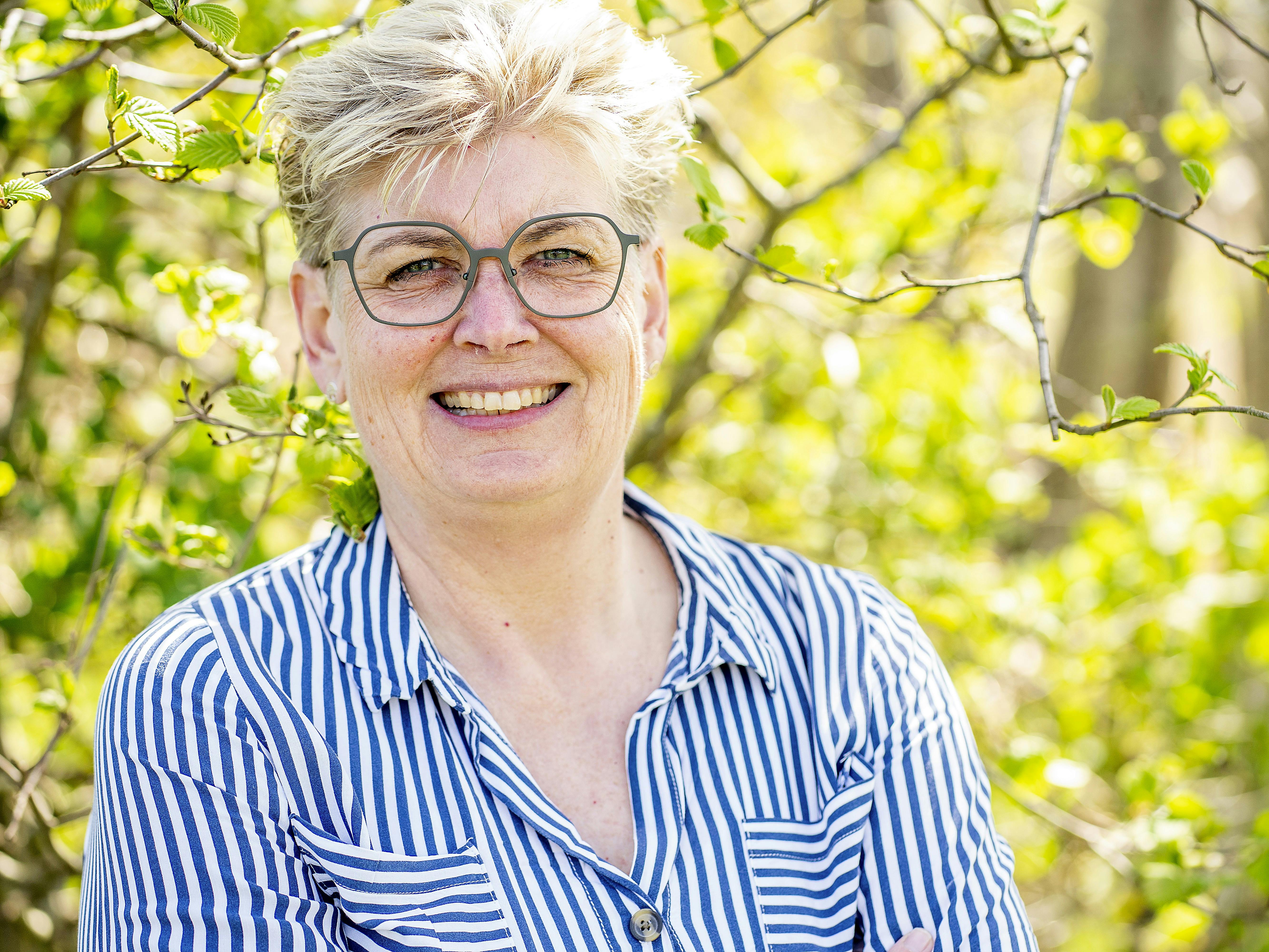 Bettina har tabt sig 31 kilo. Flere er holdt op med at hilse, fordi de ikke kan genkende hende. Bettina går dagligt omkring 15 kilometer, og hun går ofte, hvis hun skal noget.