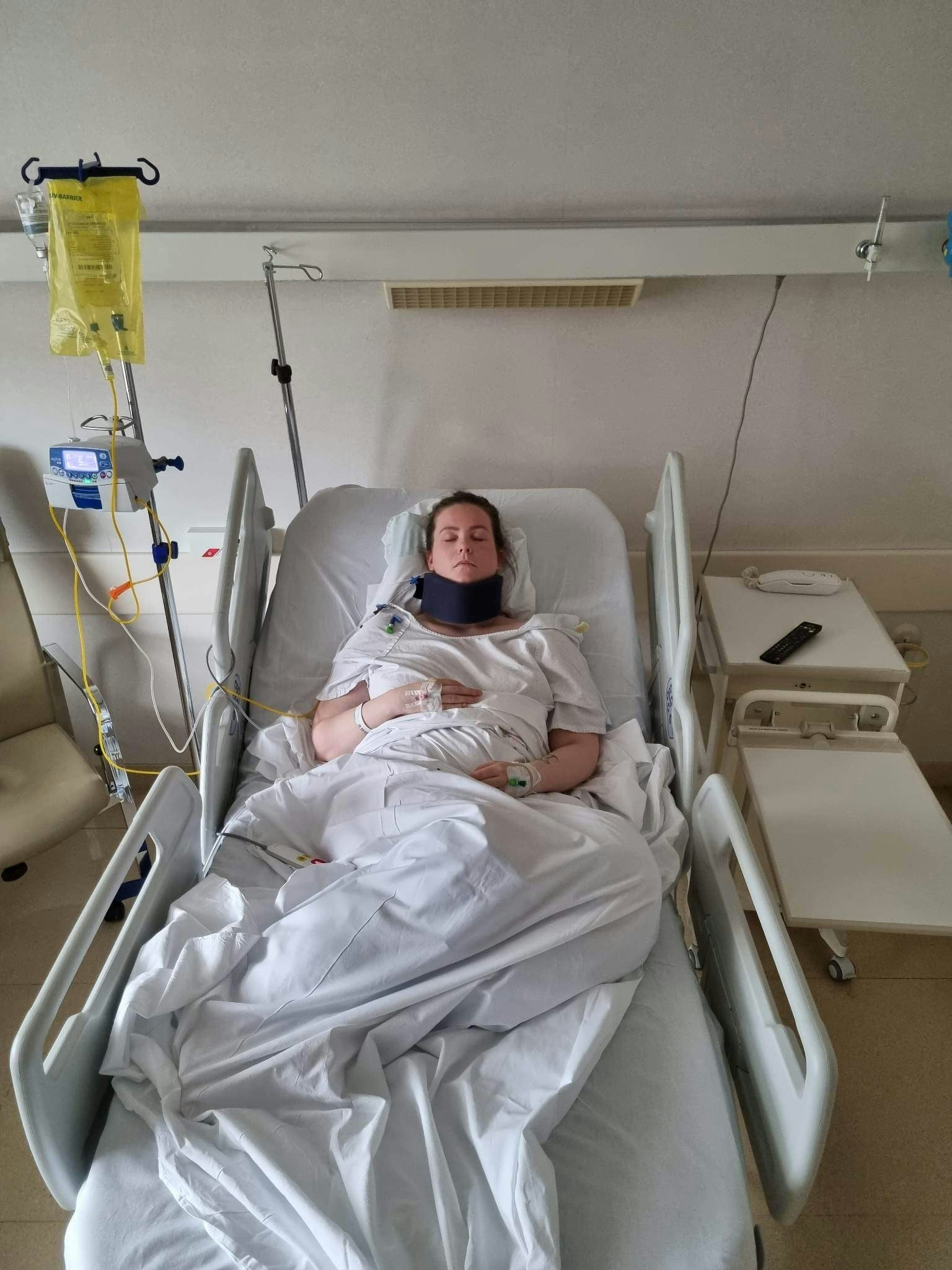 Cecilie fotograferet på intensiv, samme dag som hun vågnede af den lange narkose.