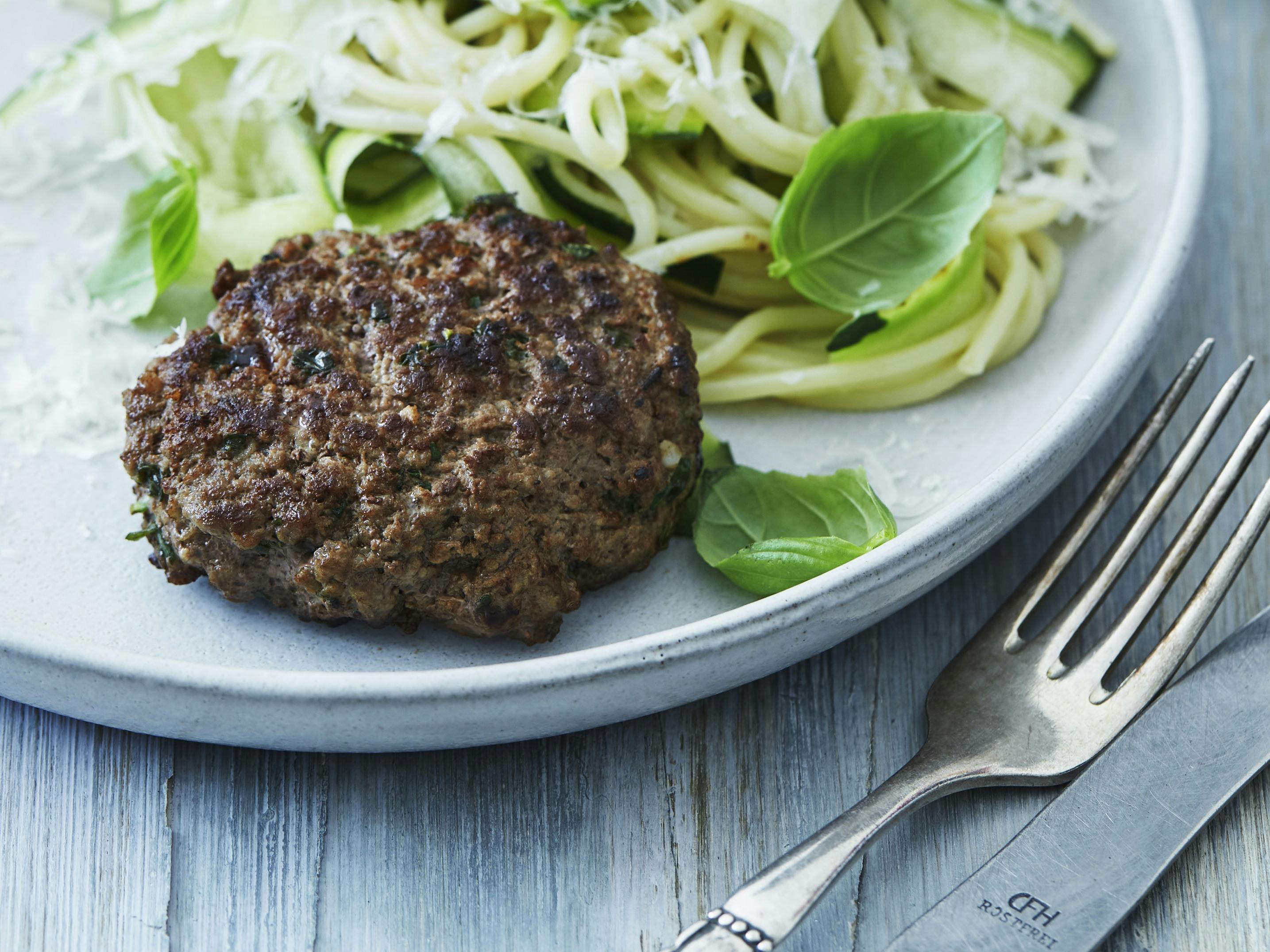 Squashspaghetti og bøffer