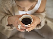 Kvinde holder en kop med kaffe