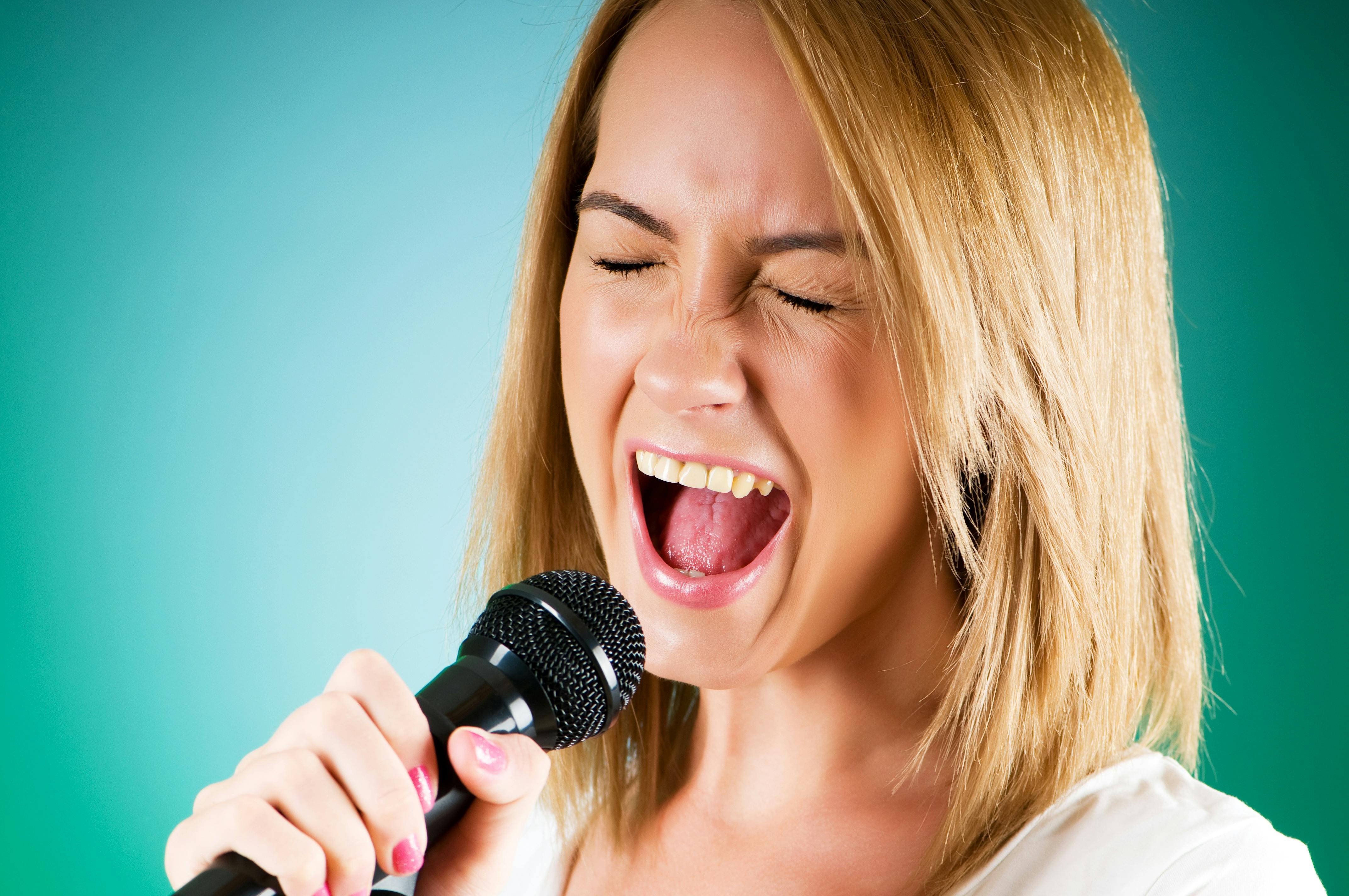 Kvinde synger