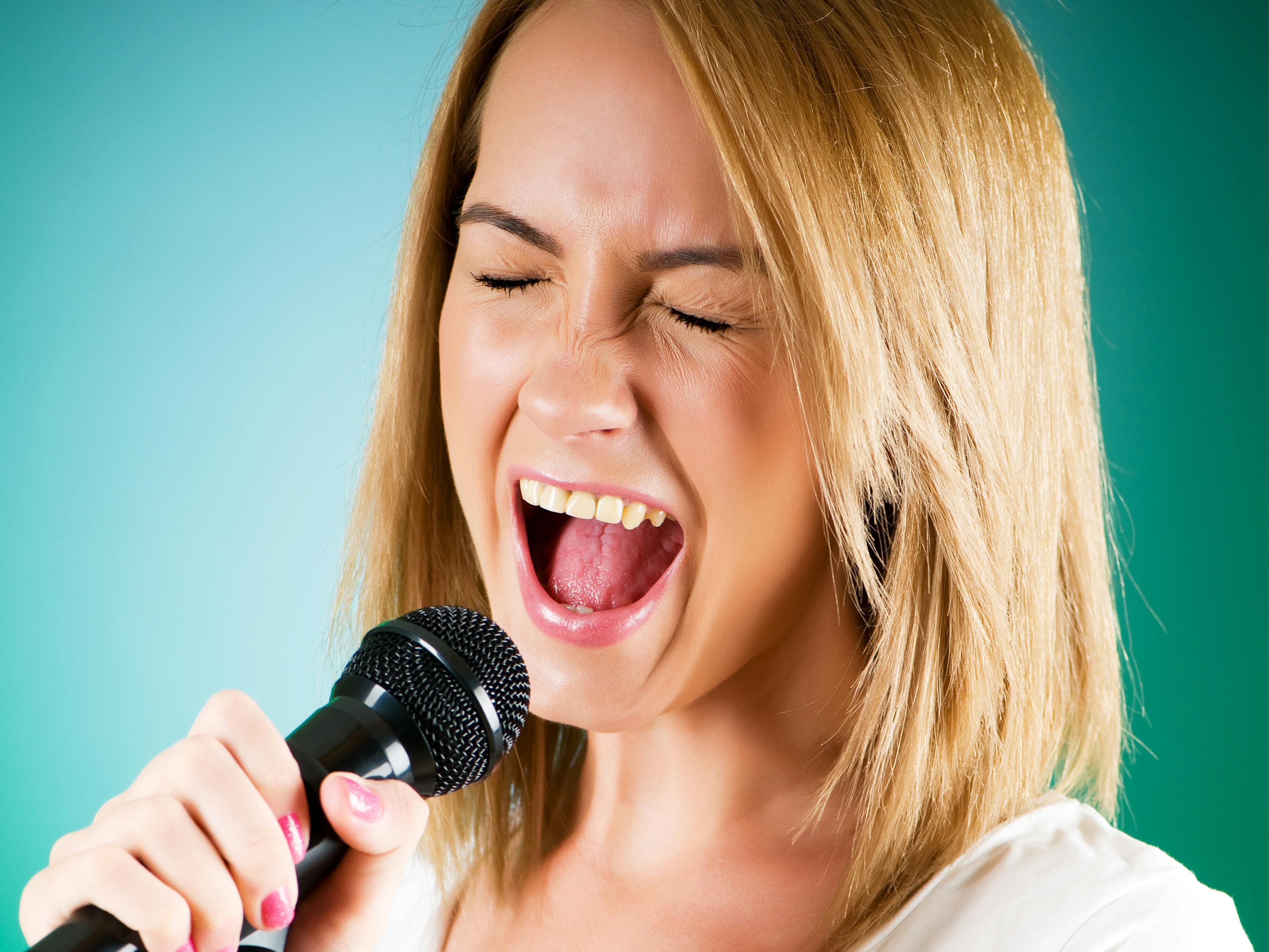 Kvinde synger