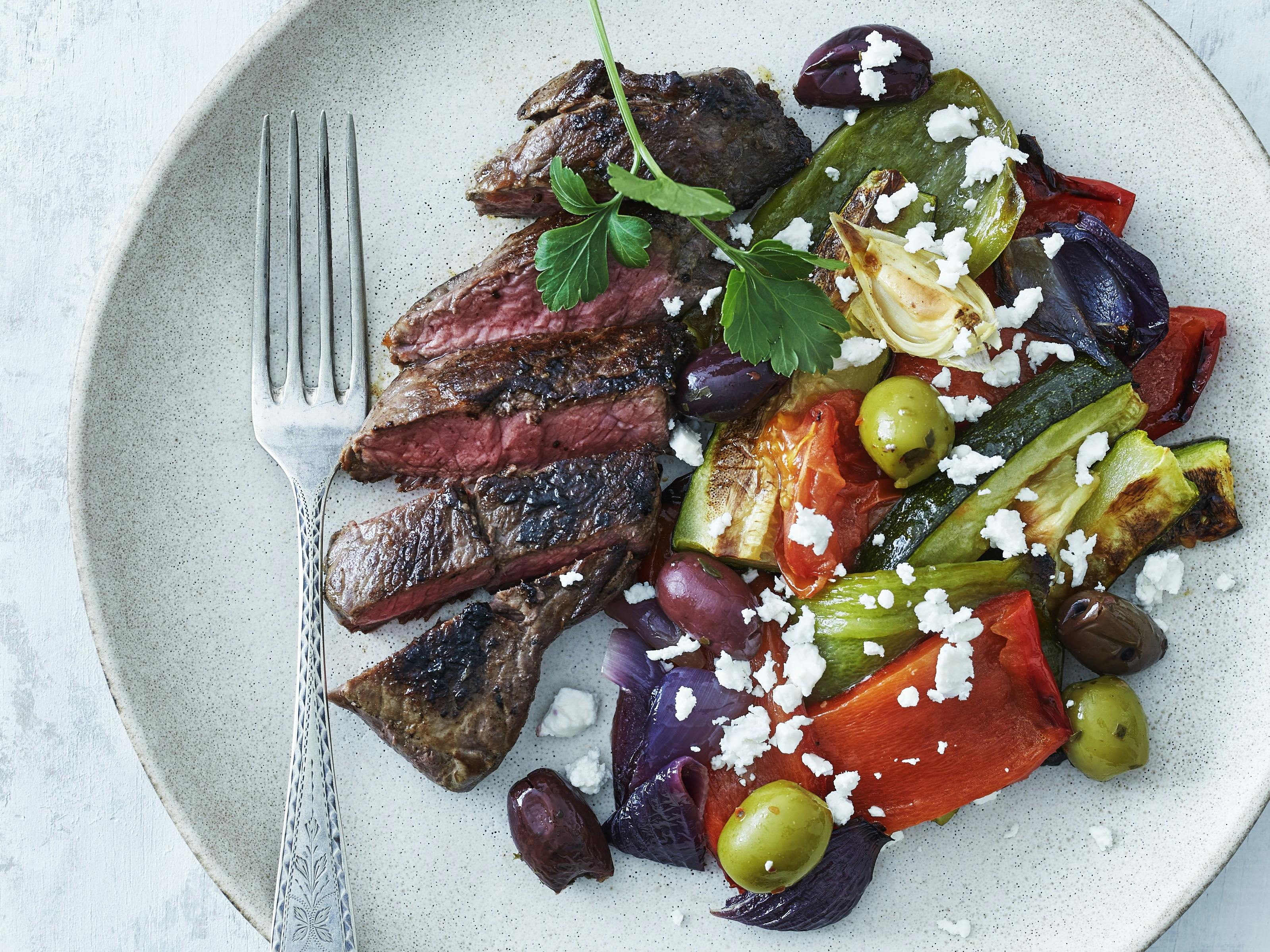 Middelhavssalat med grillede bøffer