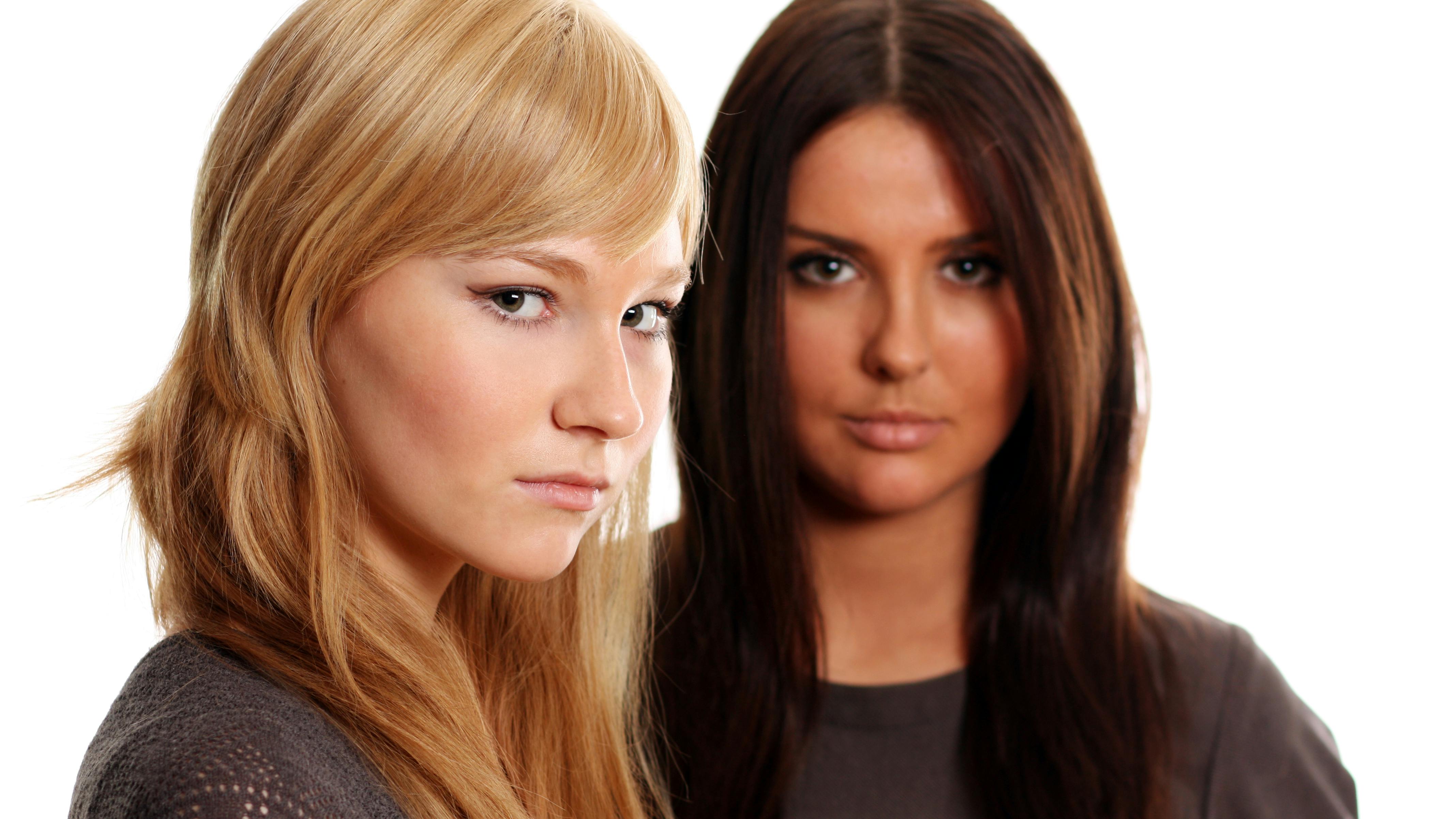 To unge kvinder ser vrede ud