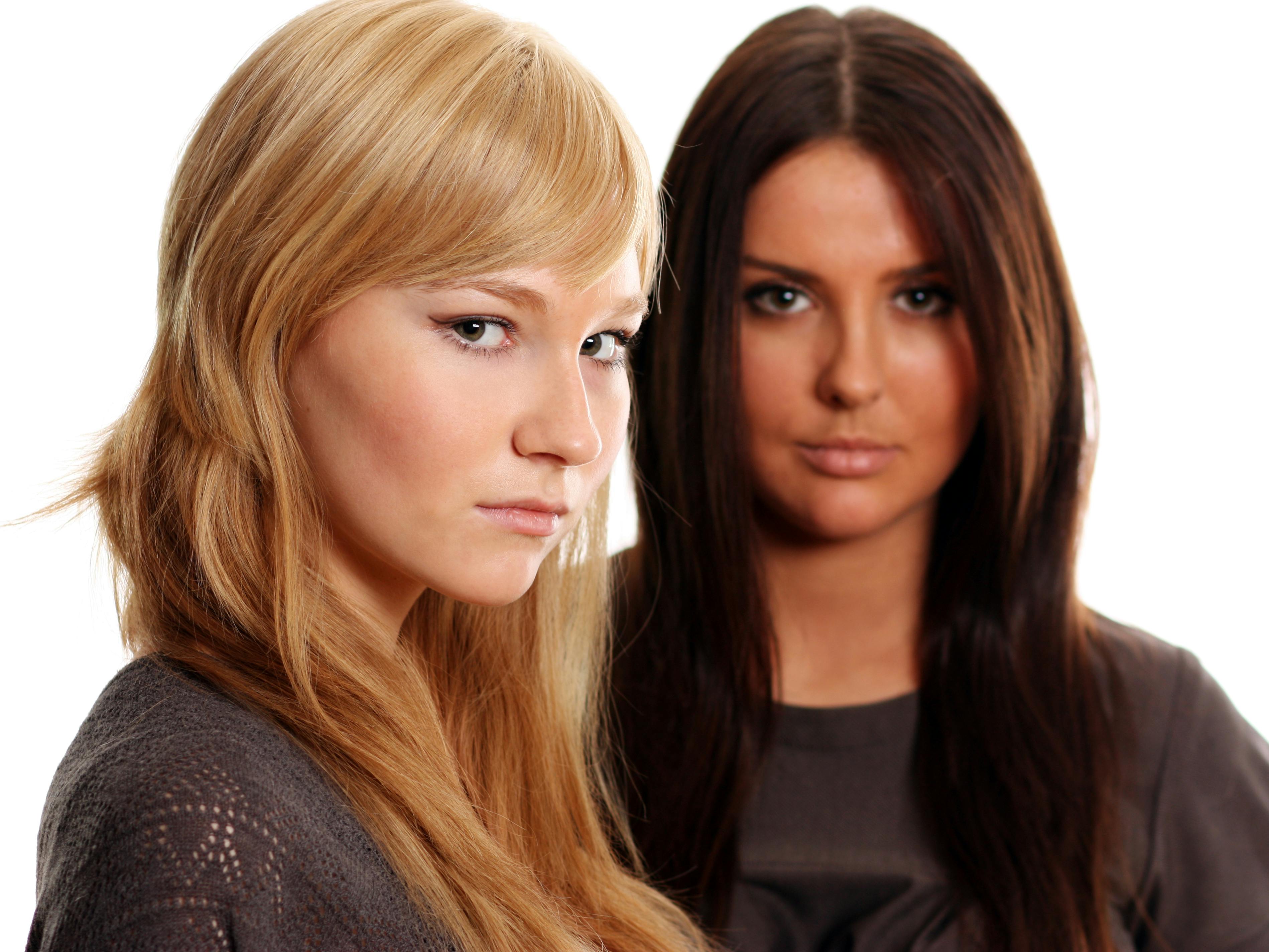 To unge kvinder ser vrede ud
