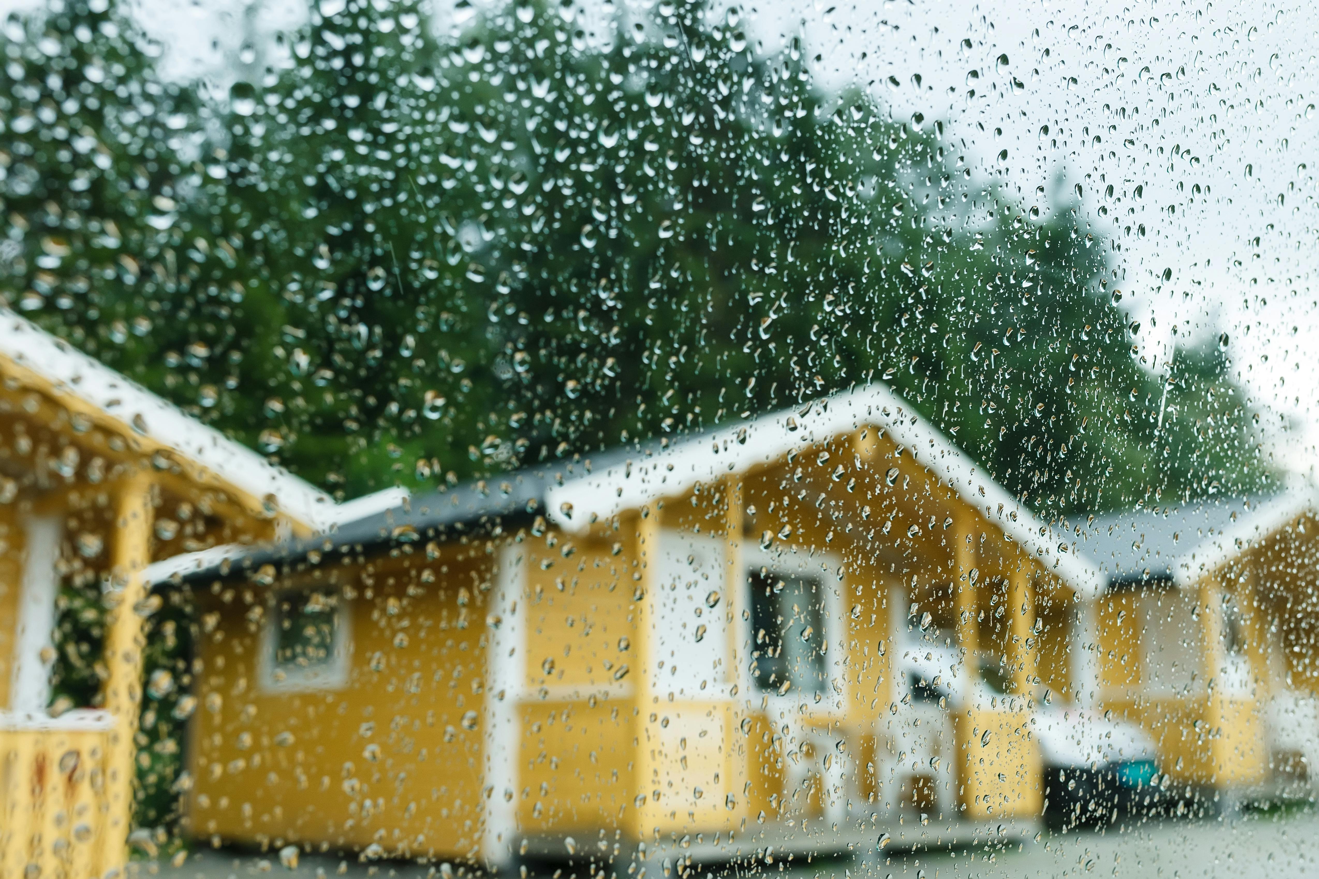 Campinghytte i regnvejr
