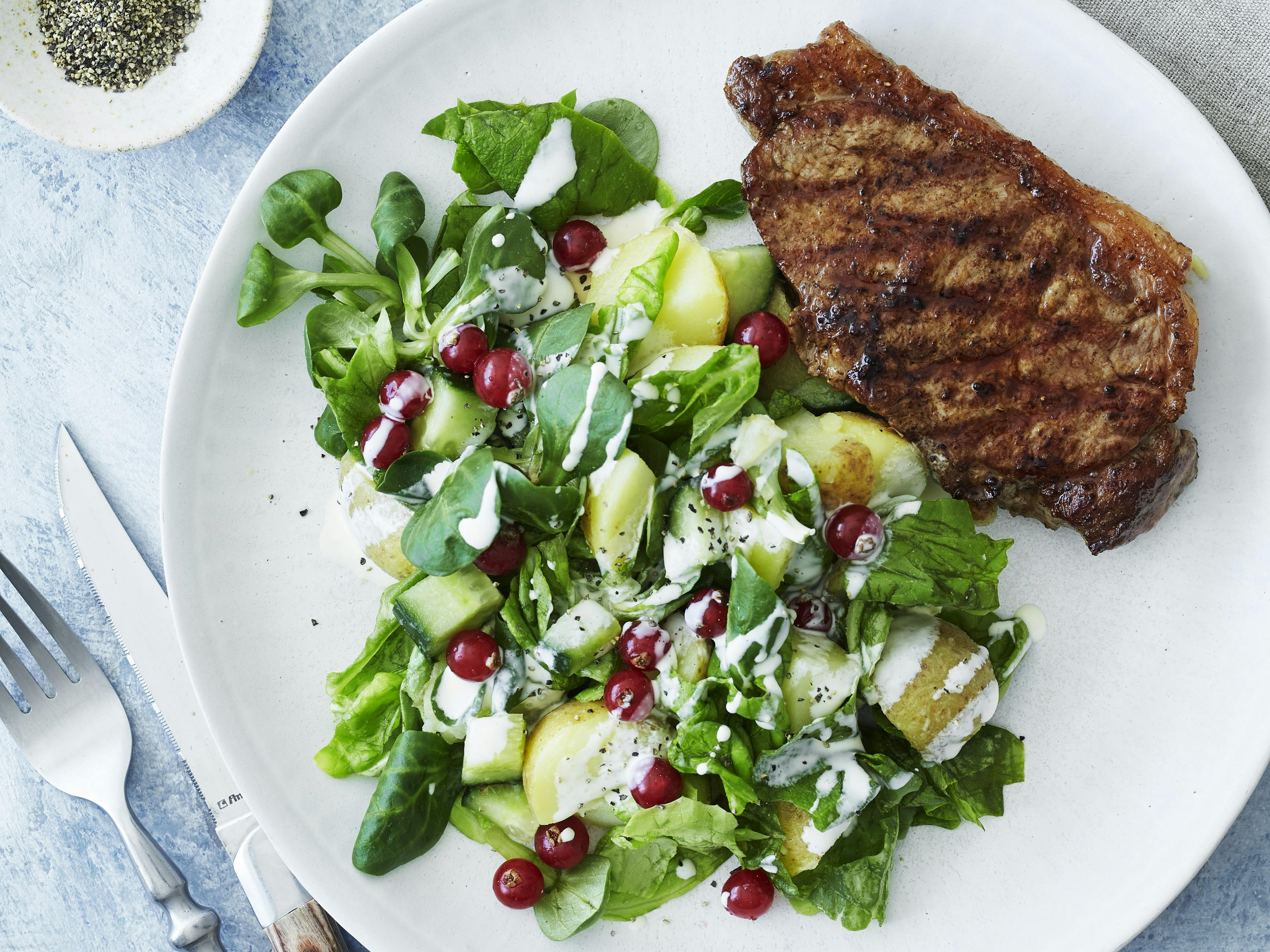 Kalvekoteletter med kartoffelsalat