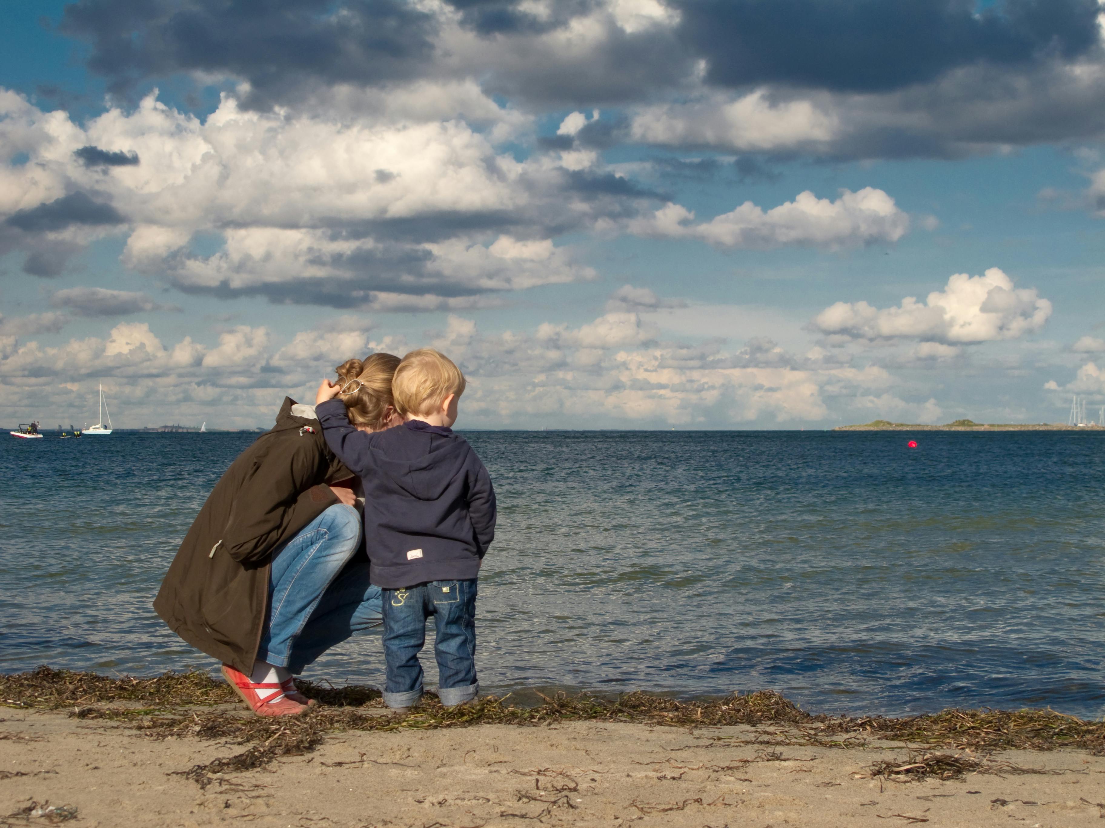 Mor og barn på en strand