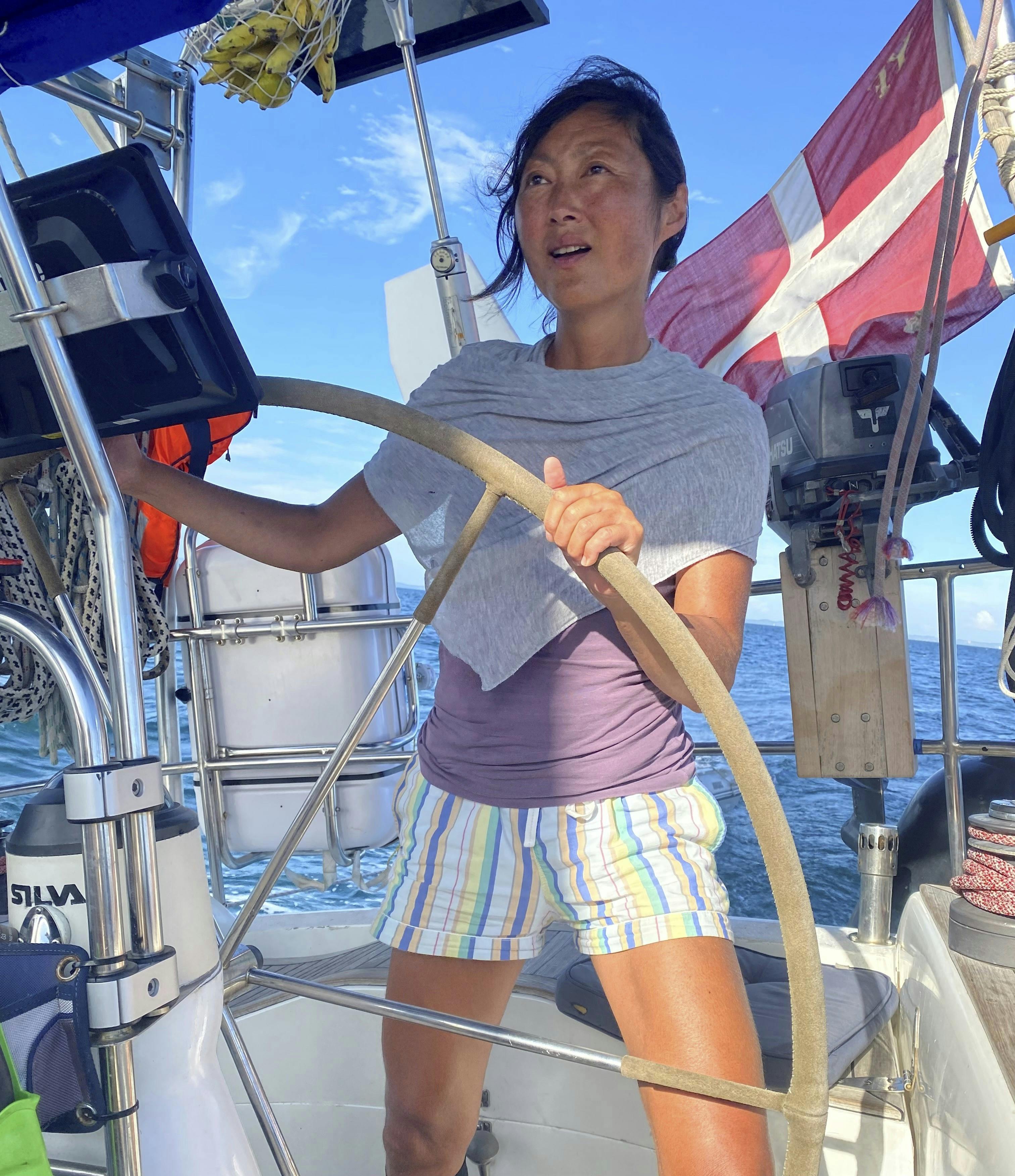 Marianne Ok Nielsen bag roret på en sejlbåd