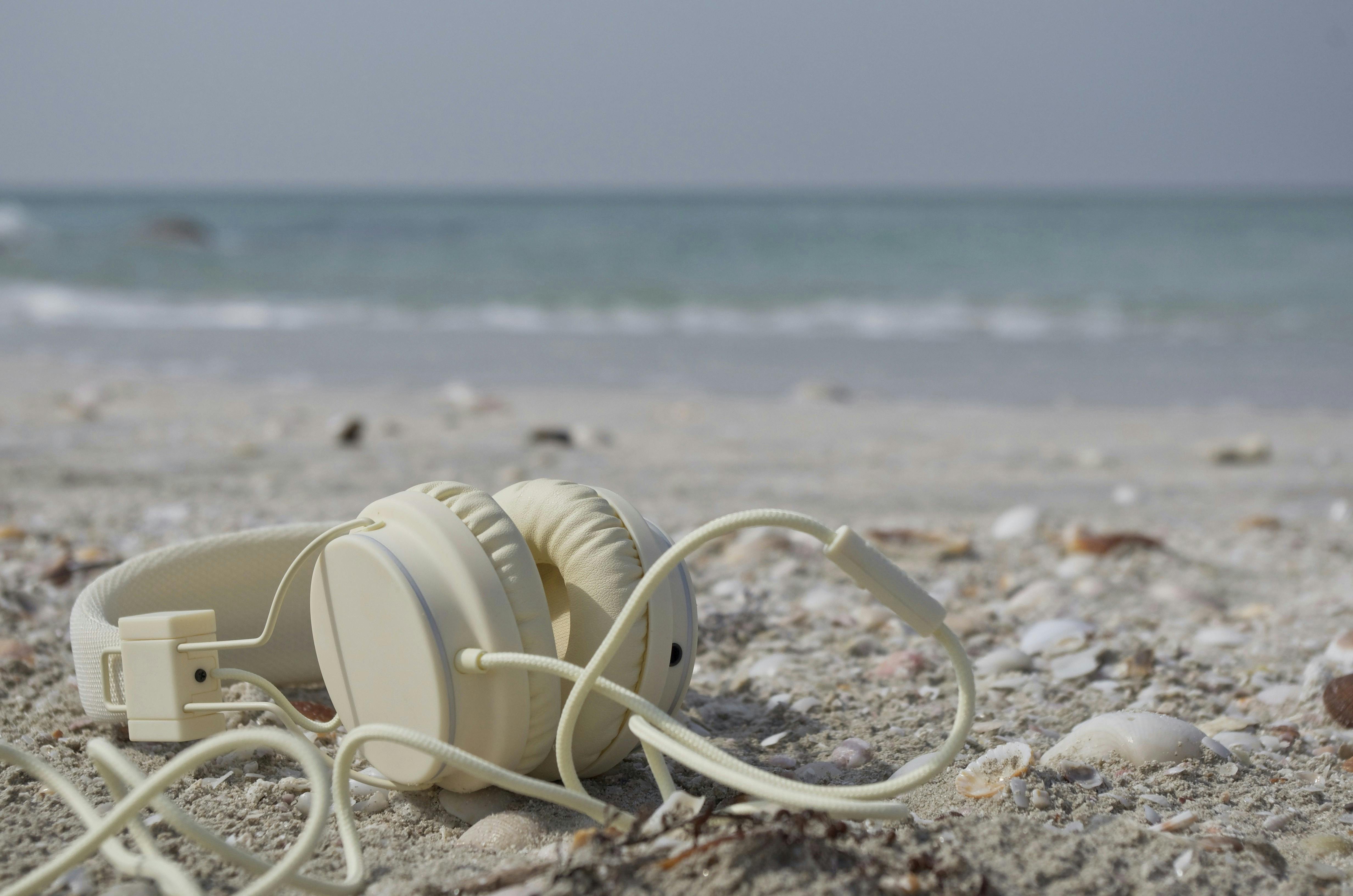 Hovedtelefoner på stranden