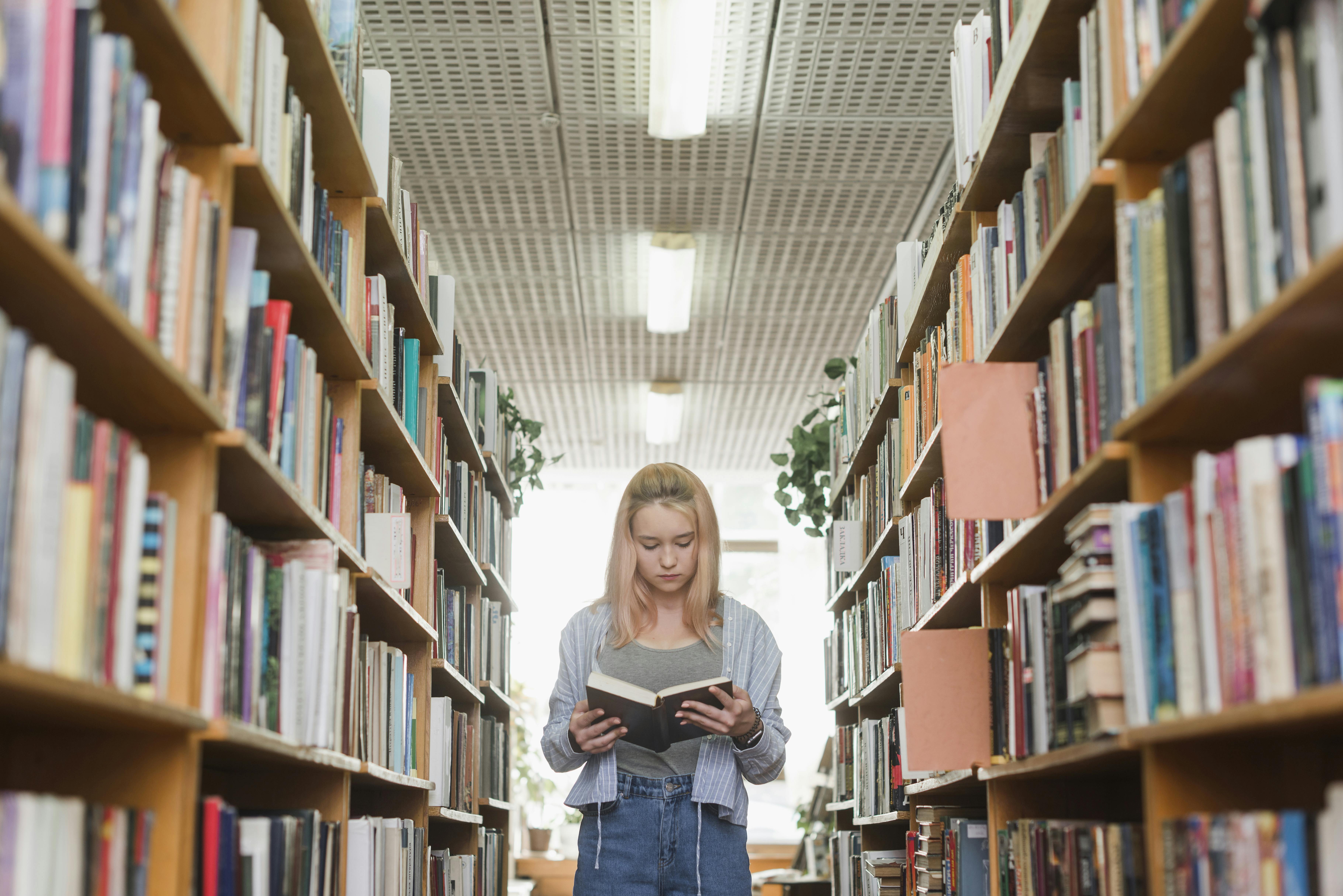 Pige på et bibliotek